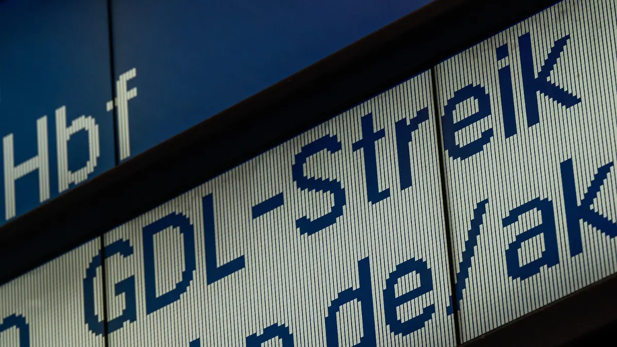 02.09.2021, Bayern, München: Auf einer Anzeigetafel der Haupthalle des Hauptbahnhofs steht der Schriftzug ·GDL-Streik·. Auf Grund eines Streiks der Gewerkschaft der Lokführer (GDL) fallen Züge aus. Die Gewerkschaft dehnte in den Morgenstunden ihren Streik für bessere Arbeitskonditionen vom Güterverkehr auf die Personenbeförderungen aus. Foto: Peter Kneffel/dpa +++ dpa-Bildfunk +++