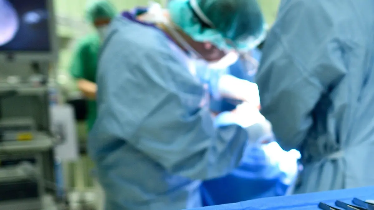 ARCHIV - OP-Besteck ist am 22.05.2014 in Mannheim (Baden-Württemberg) in der HNO-Klinik des Universitätsklinikums in einem Operationssaal während einer Operation zu sehen. (zu dpa «Kassen wollen bei Kliniken mehr mitreden - Rheinland-Pfalz lehnt ab» vom 18.09.2017) Foto: Uwe Anspach/dpa +++(c) dpa - Bildfunk+++