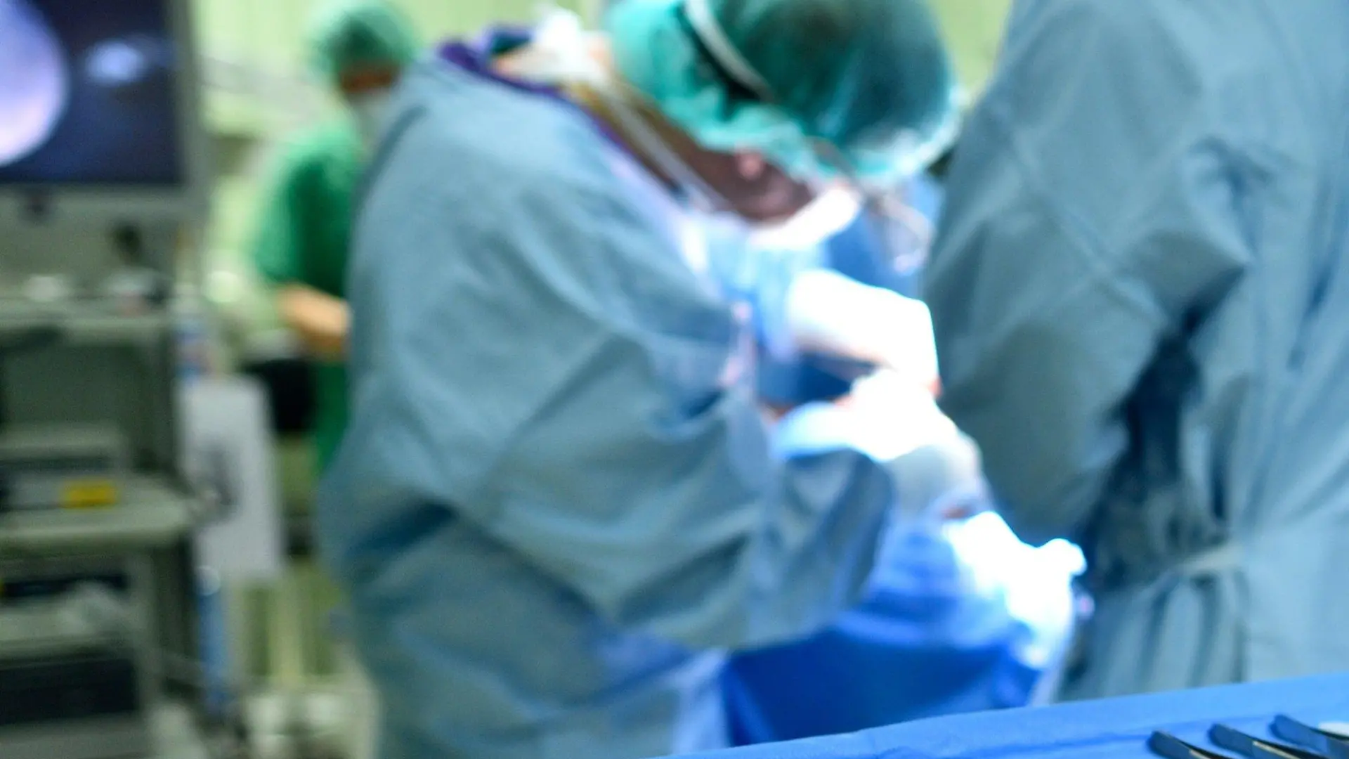 ARCHIV - OP-Besteck ist am 22.05.2014 in Mannheim (Baden-Württemberg) in der HNO-Klinik des Universitätsklinikums in einem Operationssaal während einer Operation zu sehen. (zu dpa «Kassen wollen bei Kliniken mehr mitreden - Rheinland-Pfalz lehnt ab» vom 18.09.2017) Foto: Uwe Anspach/dpa +++(c) dpa - Bildfunk+++