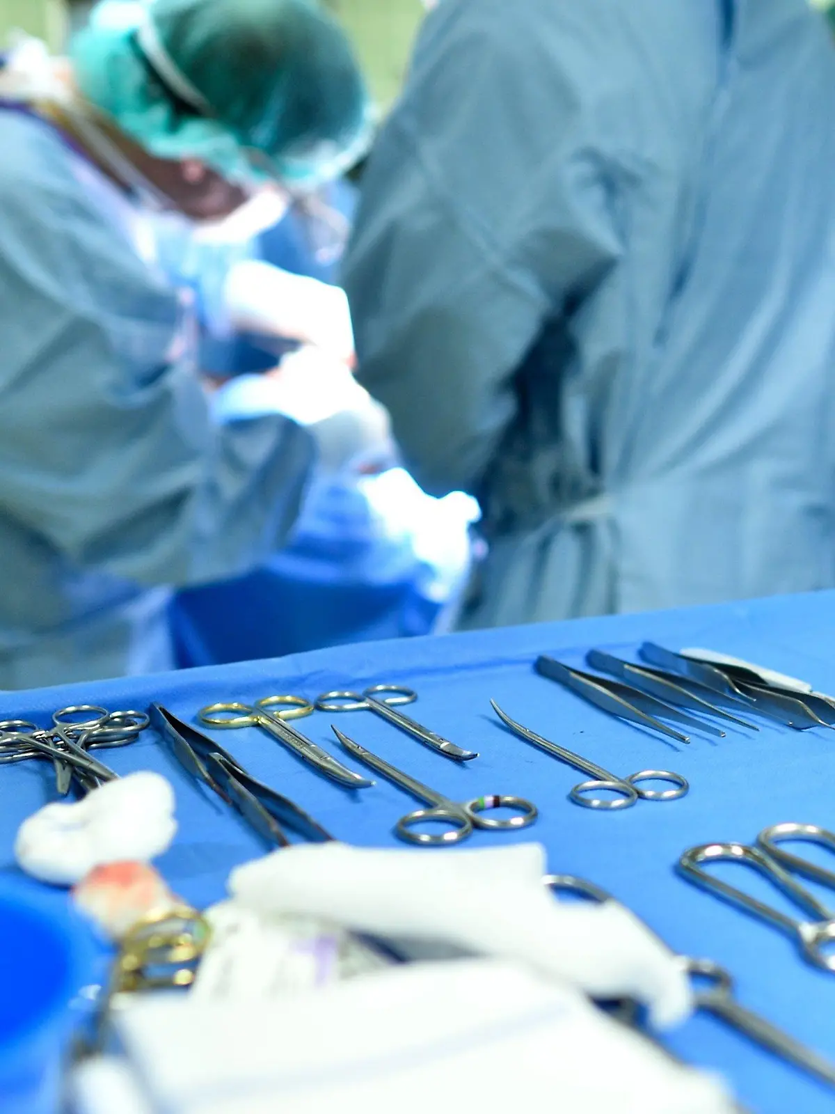 ARCHIV - OP-Besteck ist am 22.05.2014 in Mannheim (Baden-Württemberg) in der HNO-Klinik des Universitätsklinikums in einem Operationssaal während einer Operation zu sehen. (zu dpa «Kassen wollen bei Kliniken mehr mitreden - Rheinland-Pfalz lehnt ab» vom 18.09.2017) Foto: Uwe Anspach/dpa +++(c) dpa - Bildfunk+++