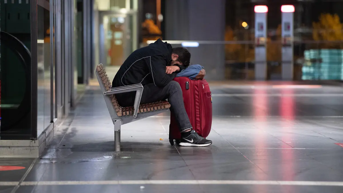 02.09.2021, Berlin: Ein Mann sitzt im Hauptbahnhof Berlin auf einer Bank und schläft. Ein bundesweiter Lokführer-Streik im Personenverkehr hat begonnen. Die Lokführergewerkschaft GDL hatte ihre Mitglieder zum Streik bei der Deutschen Bahn aufgerufen. Seit Donnerstag, 2.00 Uhr wird der Personenverkehr bestreikt. Der Arbeitskampf ist für fünf Tage angekündigt. Foto: Paul Zinken/dpa +++ dpa-Bildfunk +++