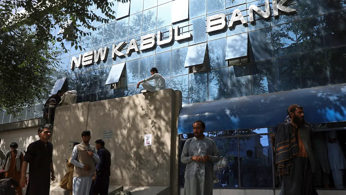 15.08.2021, Afghanistan, Kabul: Afghanen stehen stundenlang Schlange vor einer Bank, um Geld abzuheben. Taliban-Kämpfer seien vor den Toren der afghanischen Hauptstadt und hätten den Befehl erhalten, die Stadt nicht zu betreten. Foto: Rahmat Gul/AP/dpa +++ dpa-Bildfunk +++