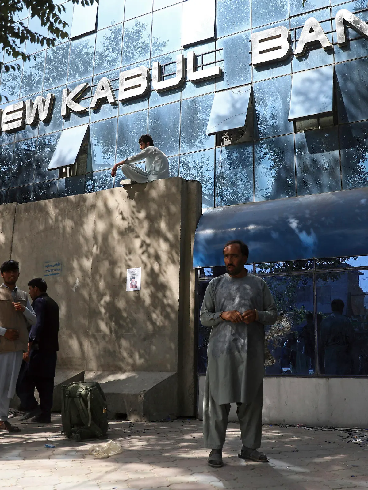 15.08.2021, Afghanistan, Kabul: Afghanen stehen stundenlang Schlange vor einer Bank, um Geld abzuheben. Taliban-Kämpfer seien vor den Toren der afghanischen Hauptstadt und hätten den Befehl erhalten, die Stadt nicht zu betreten. Foto: Rahmat Gul/AP/dpa +++ dpa-Bildfunk +++