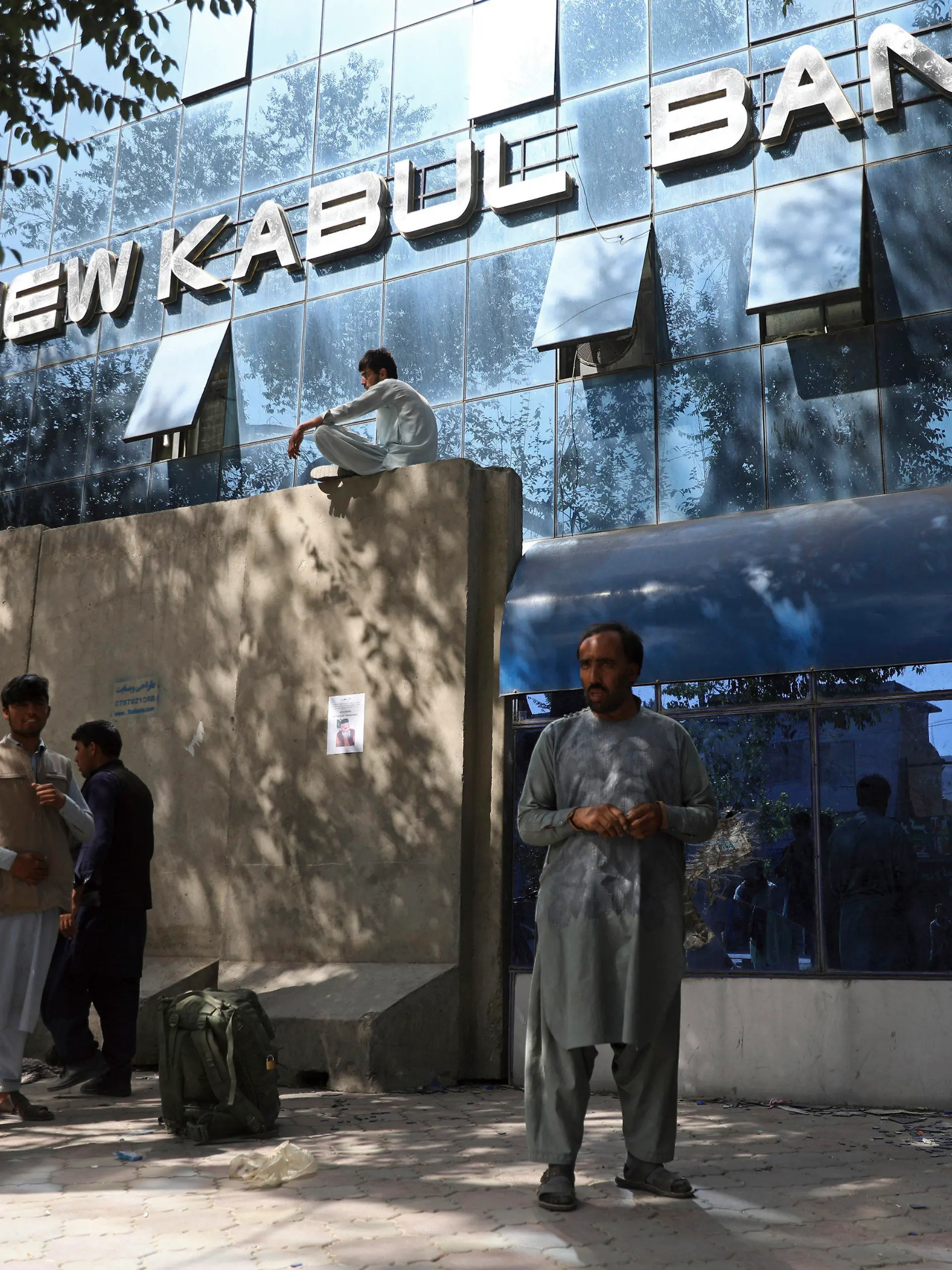 15.08.2021, Afghanistan, Kabul: Afghanen stehen stundenlang Schlange vor einer Bank, um Geld abzuheben. Taliban-Kämpfer seien vor den Toren der afghanischen Hauptstadt und hätten den Befehl erhalten, die Stadt nicht zu betreten. Foto: Rahmat Gul/AP/dpa +++ dpa-Bildfunk +++