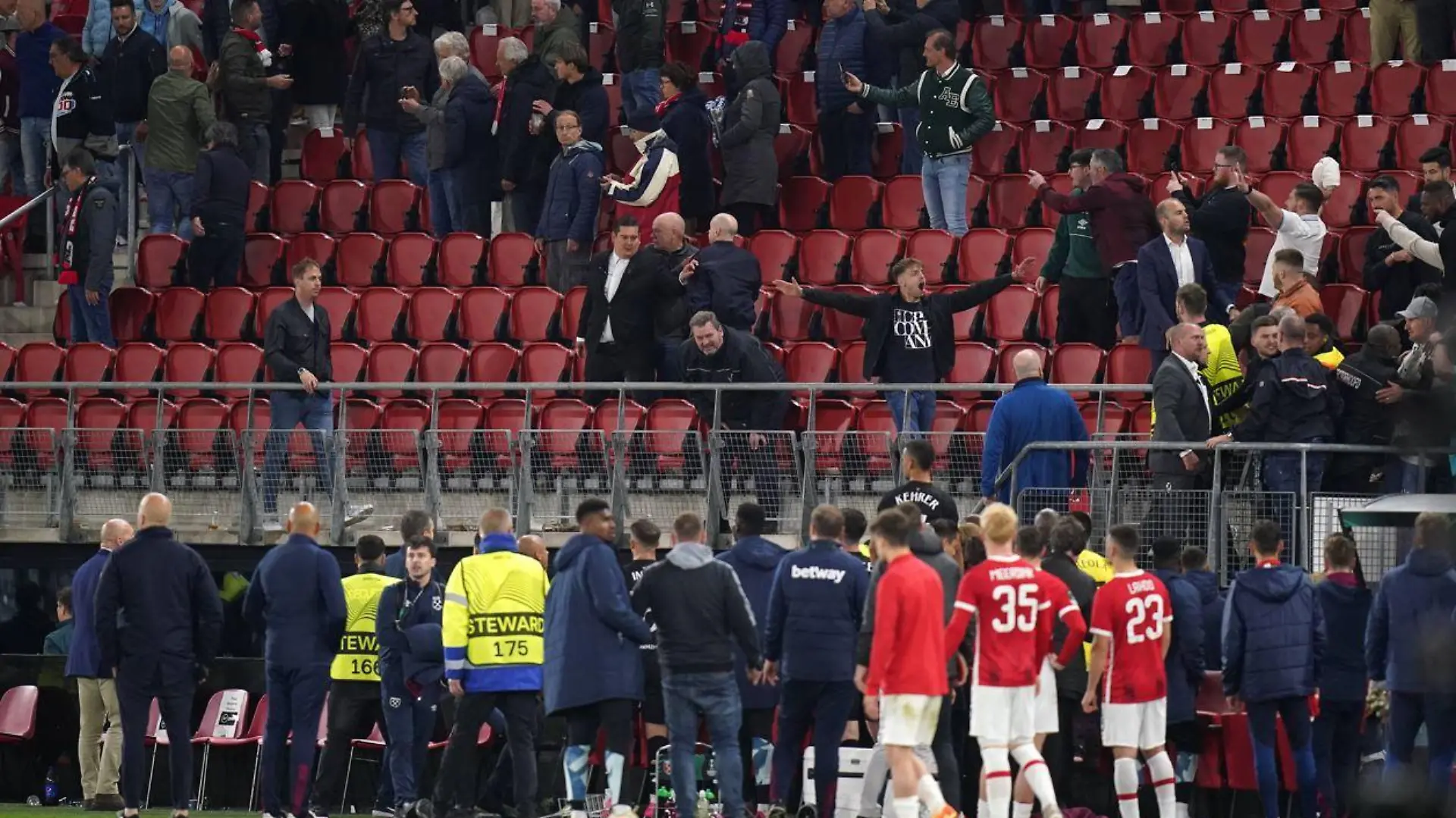 Nach dem Spiel gegen West Ham United stürmten vermummte Alkmaar-Anhänger den Gästeblock, in dem auch Familien und Freunde der England-Profis saßen.