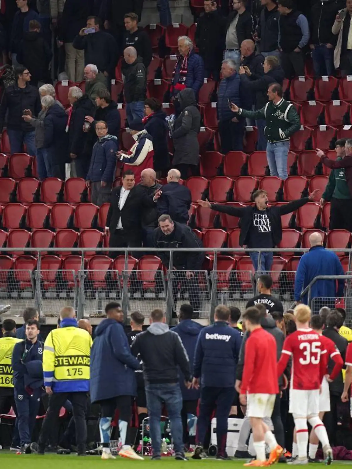 Nach dem Spiel gegen West Ham United stürmten vermummte Alkmaar-Anhänger den Gästeblock, in dem auch Familien und Freunde der England-Profis saßen.