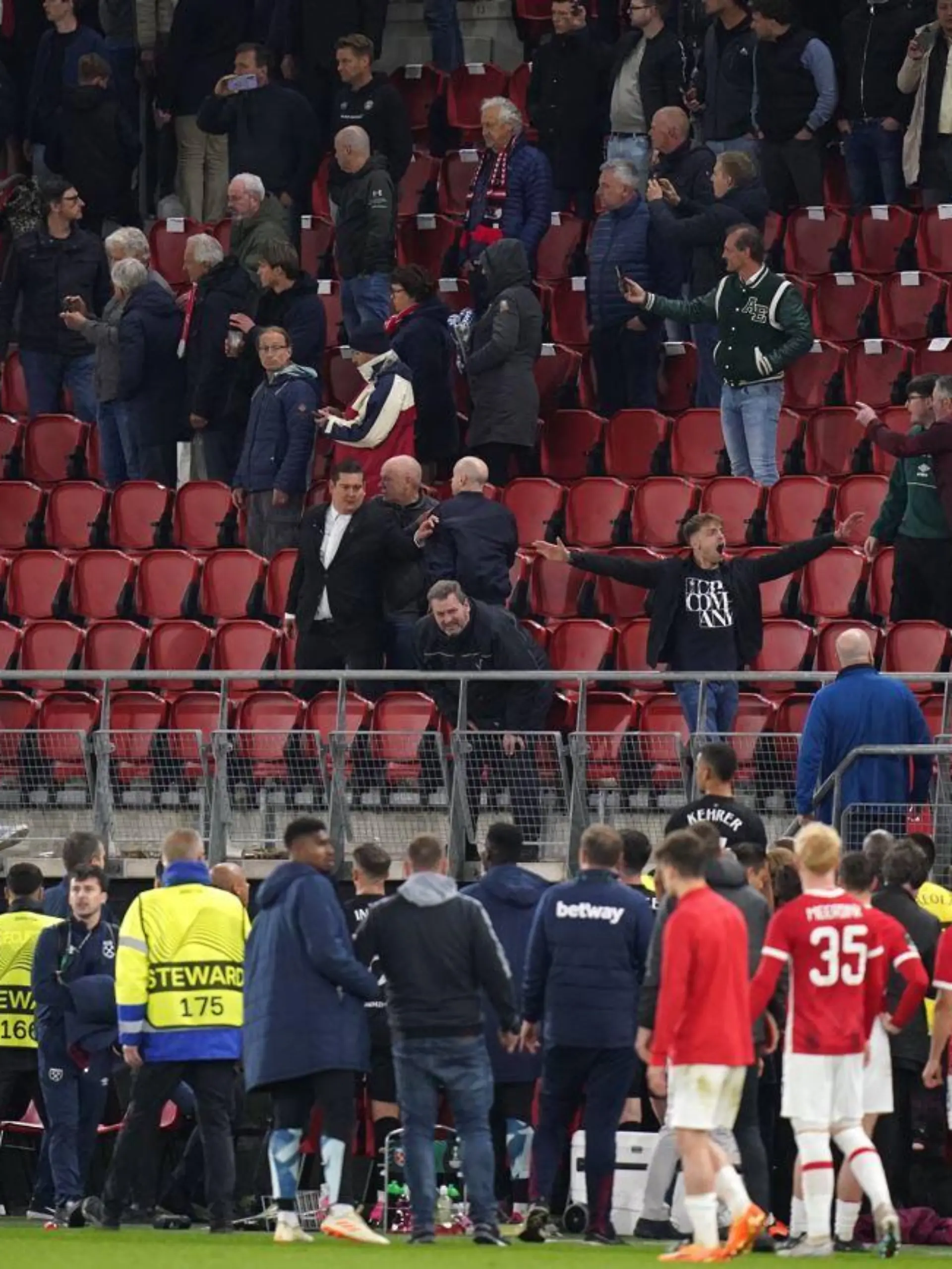 Nach dem Spiel gegen West Ham United stürmten vermummte Alkmaar-Anhänger den Gästeblock, in dem auch Familien und Freunde der England-Profis saßen.