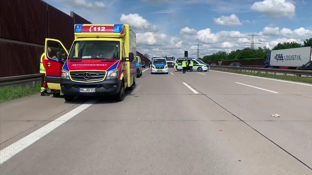 Die Rettungskräfte versorgten die Frau, ein Rettungshubschrauber brachte sie in ein Krankenhaus.