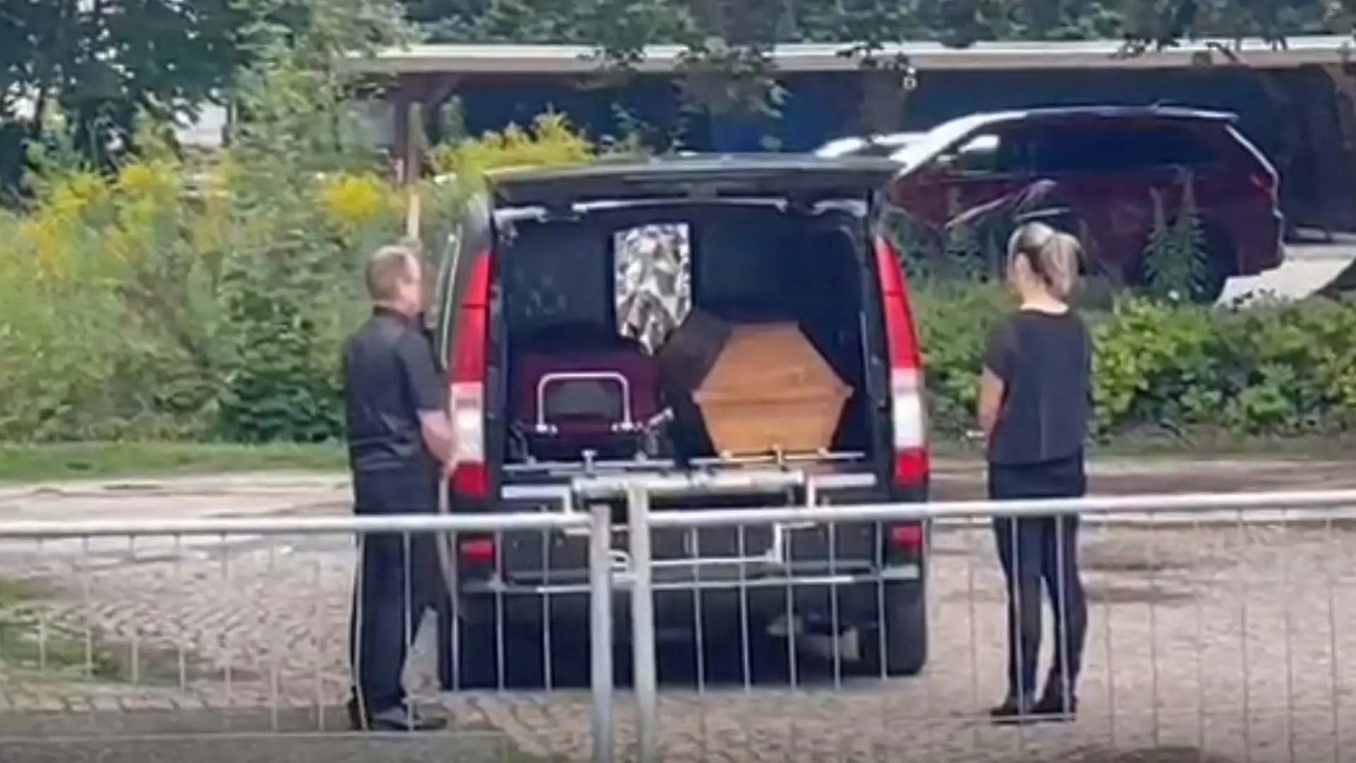 Hier werden die Leichen der getöteten Mutter und ihres Kindes abtransportiert.