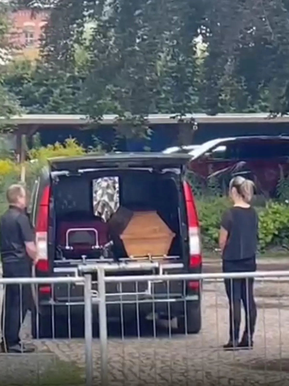 Hier werden die Leichen der getöteten Mutter und ihres Kindes abtransportiert.