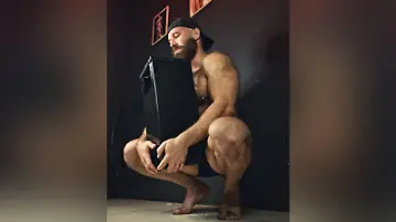 Erst heiratete Yuri Tolochko eine Sexpuppe, jetzt liebt er einen  Aschenbecher