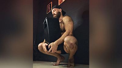 Erst heiratete Yuri Tolochko eine Sexpuppe, jetzt liebt er einen  Aschenbecher