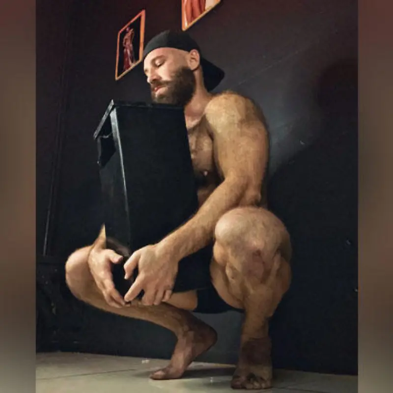 Erst heiratete Yuri Tolochko eine Sexpuppe, jetzt liebt er einen  Aschenbecher