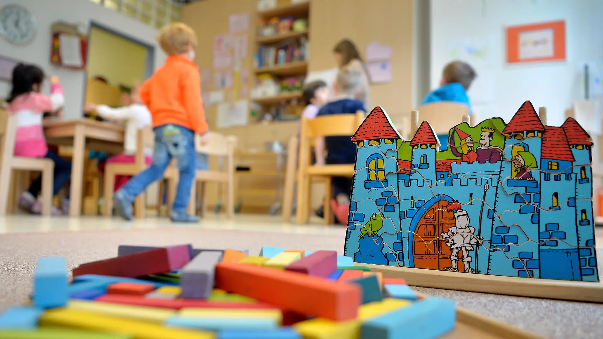 ARCHIV - 18.04.2016, Nordrhein-Westfalen, Düsseldorf: ILLUSTRATION - 18.04.2016, Nordrhein-Westfalen, Düsseldorf: Spielzeug liegt in einer Kindertagesstätte auf dem Boden. (zu dpa/lnw: "Corona: Öffnungen für Kitas und Altenheime stoßen in NRW auf Bedenken") Foto: Monika Skolimowska/dpa +++ dpa-Bildfunk +++