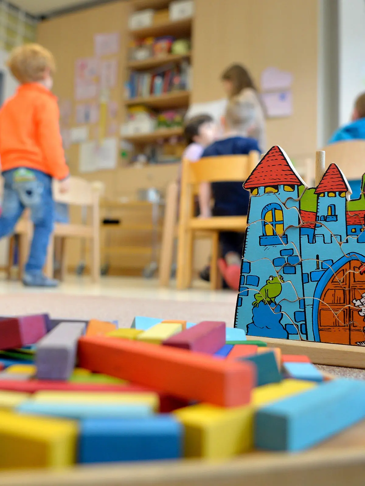 ARCHIV - 18.04.2016, Nordrhein-Westfalen, Düsseldorf: ILLUSTRATION - 18.04.2016, Nordrhein-Westfalen, Düsseldorf: Spielzeug liegt in einer Kindertagesstätte auf dem Boden. (zu dpa/lnw: "Corona: Öffnungen für Kitas und Altenheime stoßen in NRW auf Bedenken") Foto: Monika Skolimowska/dpa +++ dpa-Bildfunk +++