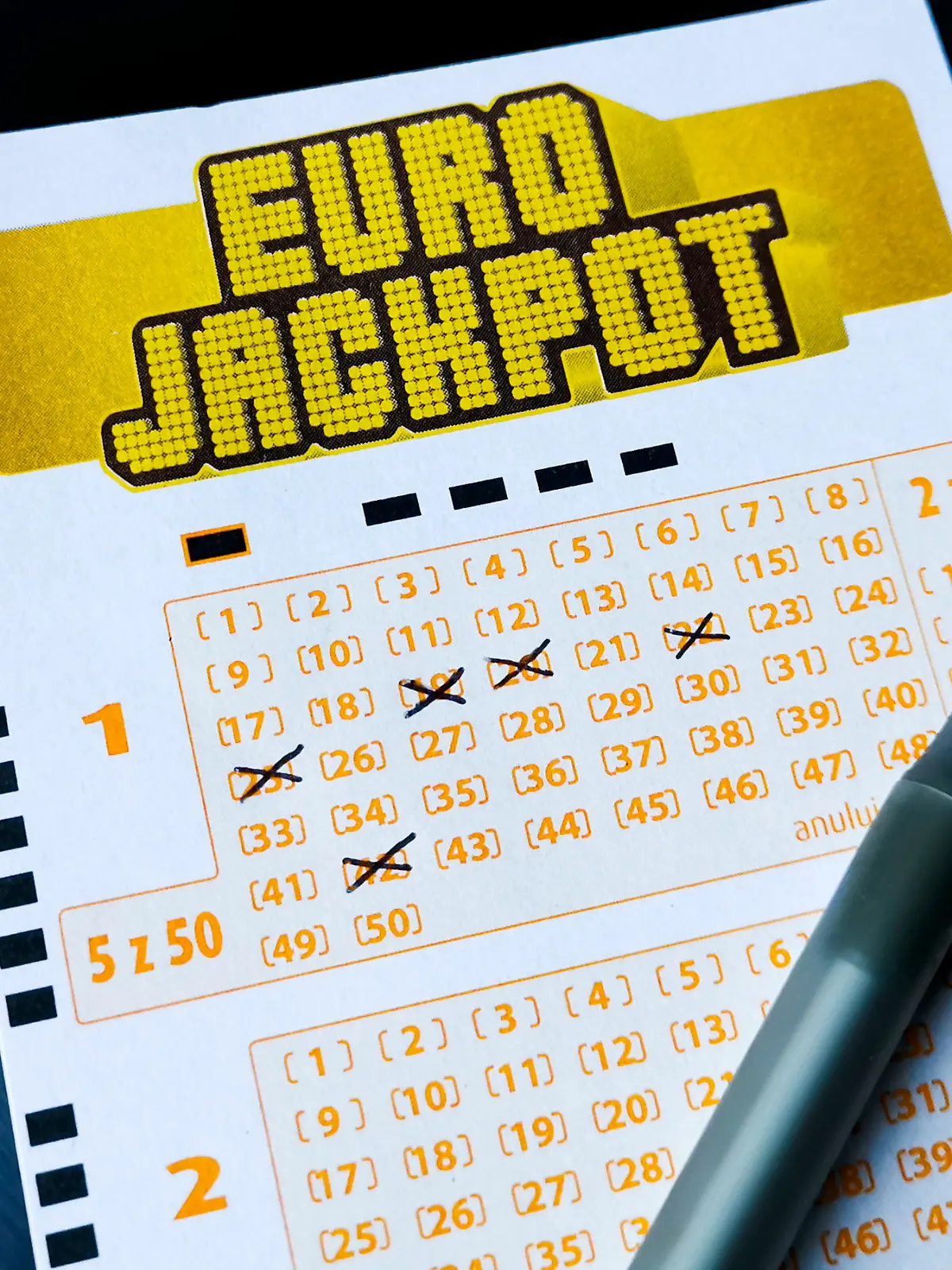 Zum 10. Geburtstag des Mega-Jackpots kommenden März wird die Gewinnobergrenze, die jetzt bei schlappen 90 Millionen liegt, dann noch mal kräftig aufgestockt. Wird das Spielen dadurch jetzt teurer? Wie groß sind Ihre Chancen dann auf den Millionengewinn? Ob es eine Strategie gibt, wie man am besten ab den Lottozaster rankommt, weiß der Mathematiker - mehr dazu im Video.