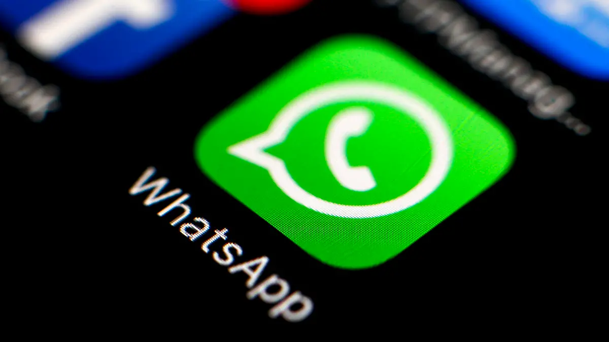 ARCHIV - 07.04.2016, Taiwan, Taipeh: Das Icon des Messengerdienstes WhatsApp und der Online-Plattform Facebook sind auf einem Smartphone zu sehen. (zu dpa: Kabinett will Zugriff auf Messenger-Nachrichten für Geheimdienste) Foto: Ritchie B. Tongo/EPA FILE/dpa +++ dpa-Bildfunk +++