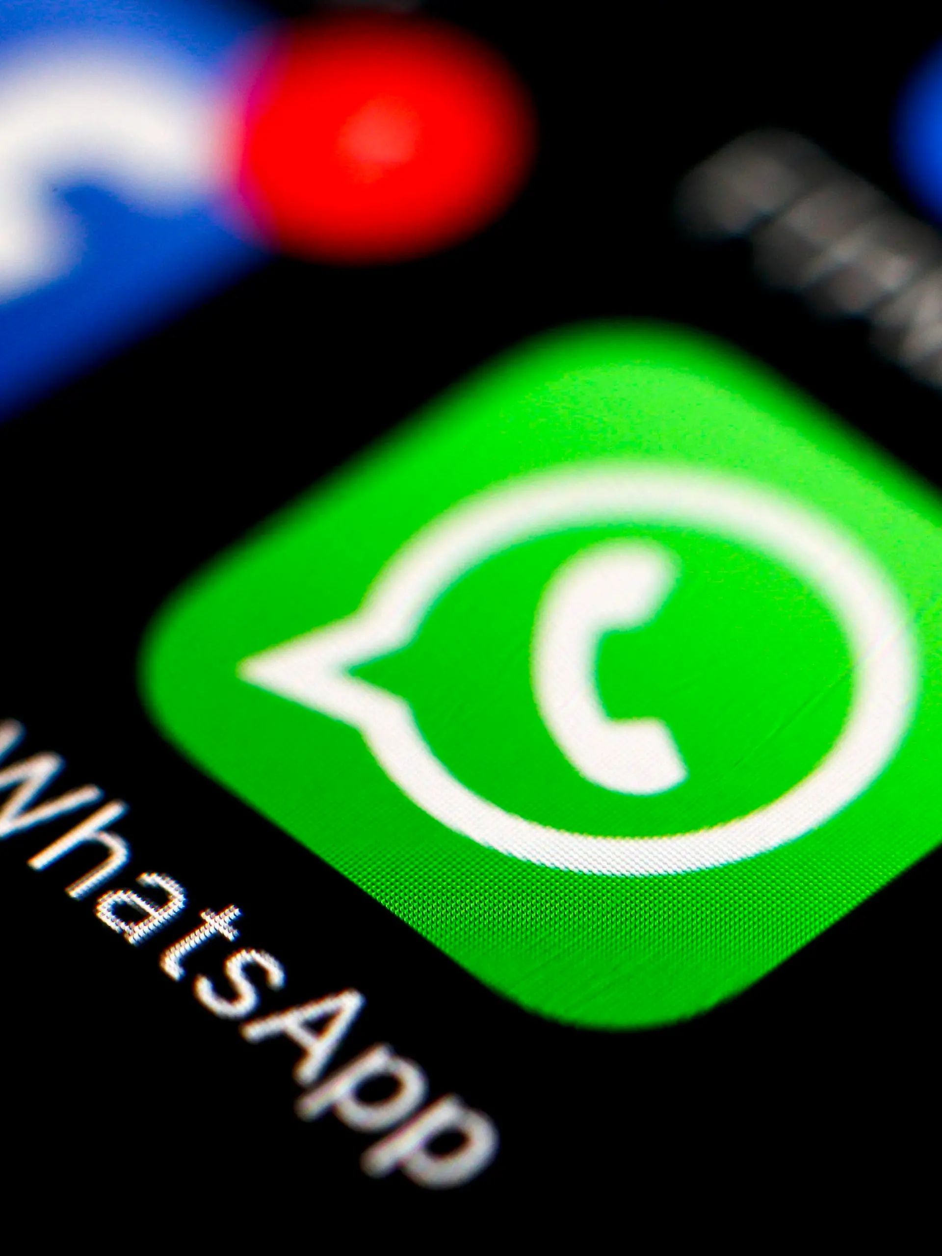 ARCHIV - 07.04.2016, Taiwan, Taipeh: Das Icon des Messengerdienstes  WhatsApp und der Online-Plattform Facebook sind auf einem Smartphone zu sehen. (zu dpa: Kabinett will Zugriff auf Messenger-Nachrichten für Geheimdienste) Foto: Ritchie B. Tongo/EPA FILE/dpa +++ dpa-Bildfunk +++