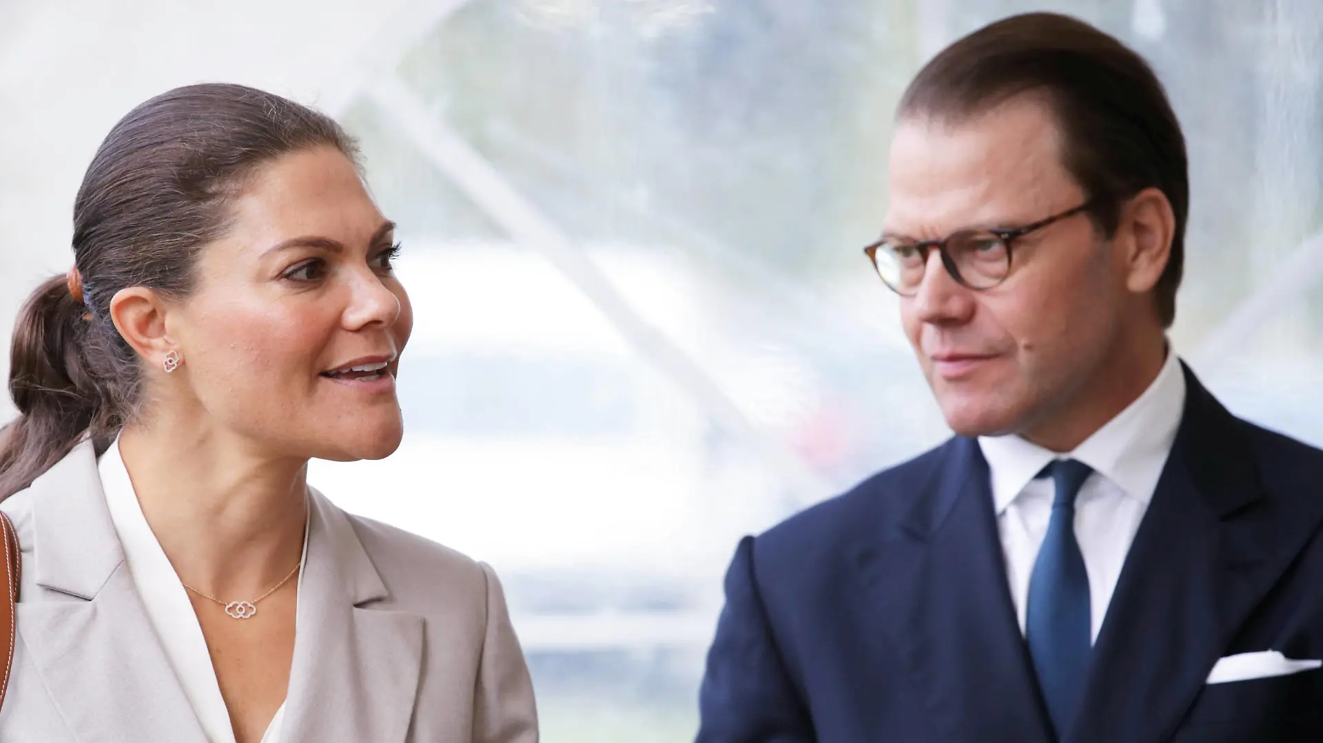Prince Daniel and Crown Princess Victoria at Skaraborg County Hospital during their County visit to Skovde in Vastra Gotaland, Sweden, on August 25, 2021. The Royals are visiting various counties in Sweden to show support with those affected by the pandemic. SKÖVDE Sweden x9200x *** Prince Daniel and Crown Princess Victoria at Skaraborg County Hospital during their County visit to Skovde in Vastra Gotaland, Sweden, on August 25, 2021 The Royals are visiting various counties in Sweden to show support with those affected by the pandemic SKÖVDE Sweden x9200x, PUBLICATIONxNOTxINxDENxNORxSWExFIN Copyright: xAdamxIhse/TTx CROWN PRINCESS COUPLE VASTRA GOTALAND