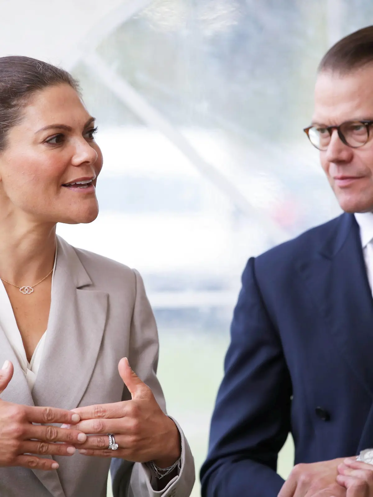  Prince Daniel and Crown Princess Victoria at Skaraborg County Hospital during their County visit to Skovde in Vastra Gotaland, Sweden, on August 25, 2021. The Royals are visiting various counties in Sweden to show support with those affected by the pandemic. SKÖVDE Sweden x9200x *** Prince Daniel and Crown Princess Victoria at Skaraborg County Hospital during their County visit to Skovde in Vastra Gotaland, Sweden, on August 25, 2021 The Royals are visiting various counties in Sweden to show support with those affected by the pandemic SKÖVDE Sweden x9200x, PUBLICATIONxNOTxINxDENxNORxSWExFIN Copyright: xAdamxIhse/TTx CROWN PRINCESS COUPLE VASTRA GOTALAND