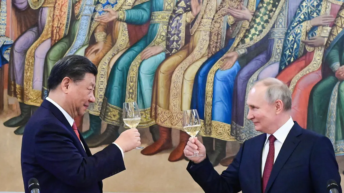 DIESES FOTO WIRD VON DER RUSSISCHEN STAATSAGENTUR TASS ZUR VERFÜGUNG GESTELLT. [RUSSIA, MOSCOW - MARCH 21, 2023: China's President Xi Jinping (L) and Russia's President Vladimir Putin are seen during a state dinner hosted by the Russian president at the Faceted Chamber in the Moscow Kremlin. Chinese leader Xi Jinping is on a state visit to Russia, which his first foreign trip since the his recent re-election for a third term. Pavel Byrkin/Russian President Press Office/TASS]