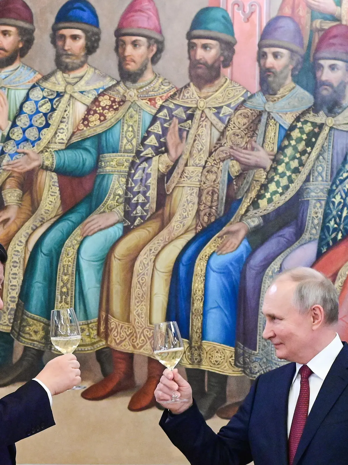 DIESES FOTO WIRD VON DER RUSSISCHEN STAATSAGENTUR TASS ZUR VERFÜGUNG GESTELLT. [RUSSIA, MOSCOW - MARCH 21, 2023: China's President Xi Jinping (L) and Russia's President Vladimir Putin are seen during a state dinner hosted by the Russian president at the Faceted Chamber in the Moscow Kremlin. Chinese leader Xi Jinping is on a state visit to Russia, which his first foreign trip since the his recent re-election for a third term. Pavel Byrkin/Russian President Press Office/TASS]