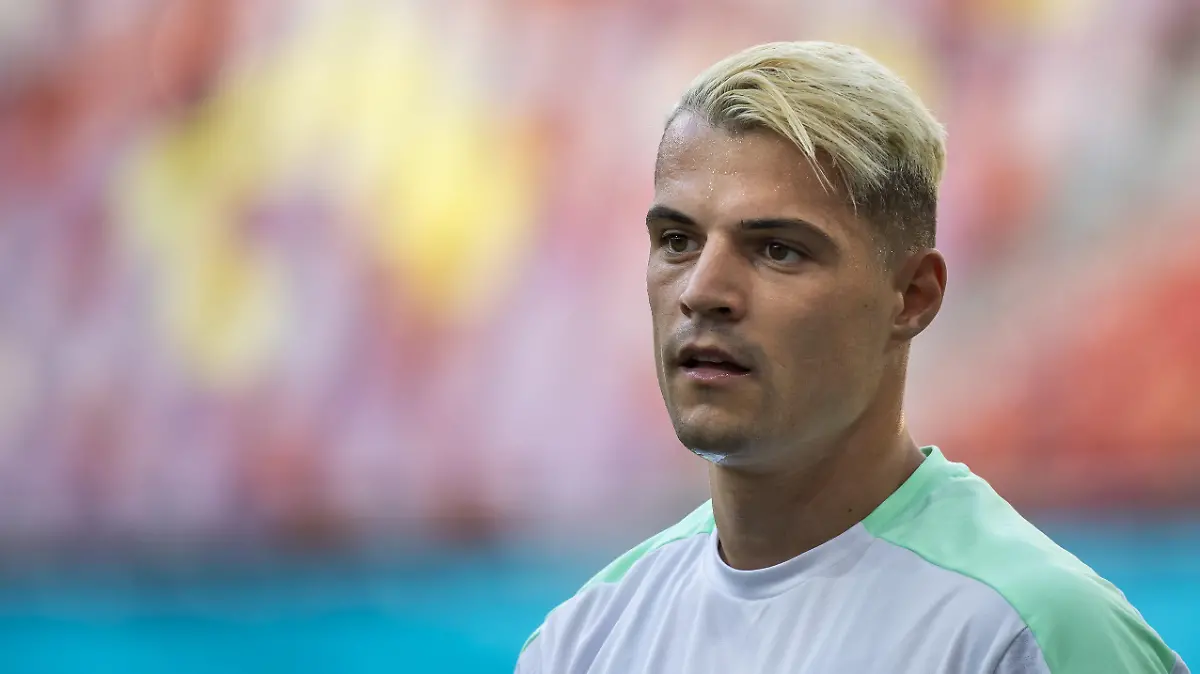 ARCHIV - 27.06.2021, Rumänien, Bukarest: Fußball: EM, Achtelfinale vor dem Spiel Frankreich - Schweiz, Abschlusstraining Schweiz in der Arena Nationala. Granit Xhaka während einer Trainingseinheit. Nach dem Corona-Fall von Nationalmannschafts-Kapitän Granit Xhaka droht dem Schweizer Fußball eine Impfdiskussion. Foto: Jean-Christophe Bott/KEYSTONE/dpa +++ dpa-Bildfunk +++