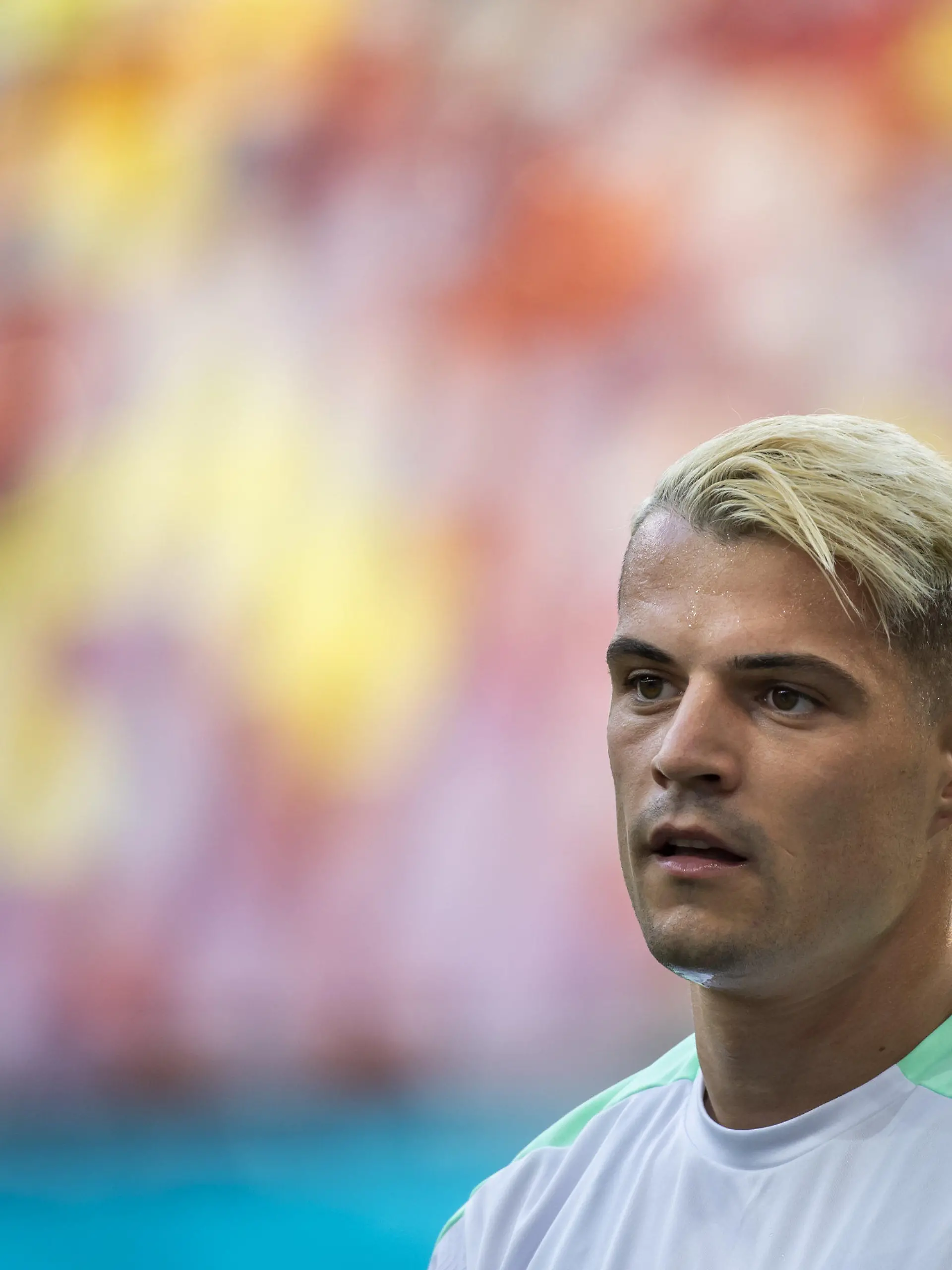 ARCHIV - 27.06.2021, Rumänien, Bukarest: Fußball: EM, Achtelfinale vor dem Spiel Frankreich - Schweiz, Abschlusstraining Schweiz in der Arena Nationala. Granit Xhaka während einer Trainingseinheit. Nach dem Corona-Fall von Nationalmannschafts-Kapitän Granit Xhaka droht dem Schweizer Fußball eine Impfdiskussion. Foto: Jean-Christophe Bott/KEYSTONE/dpa +++ dpa-Bildfunk +++