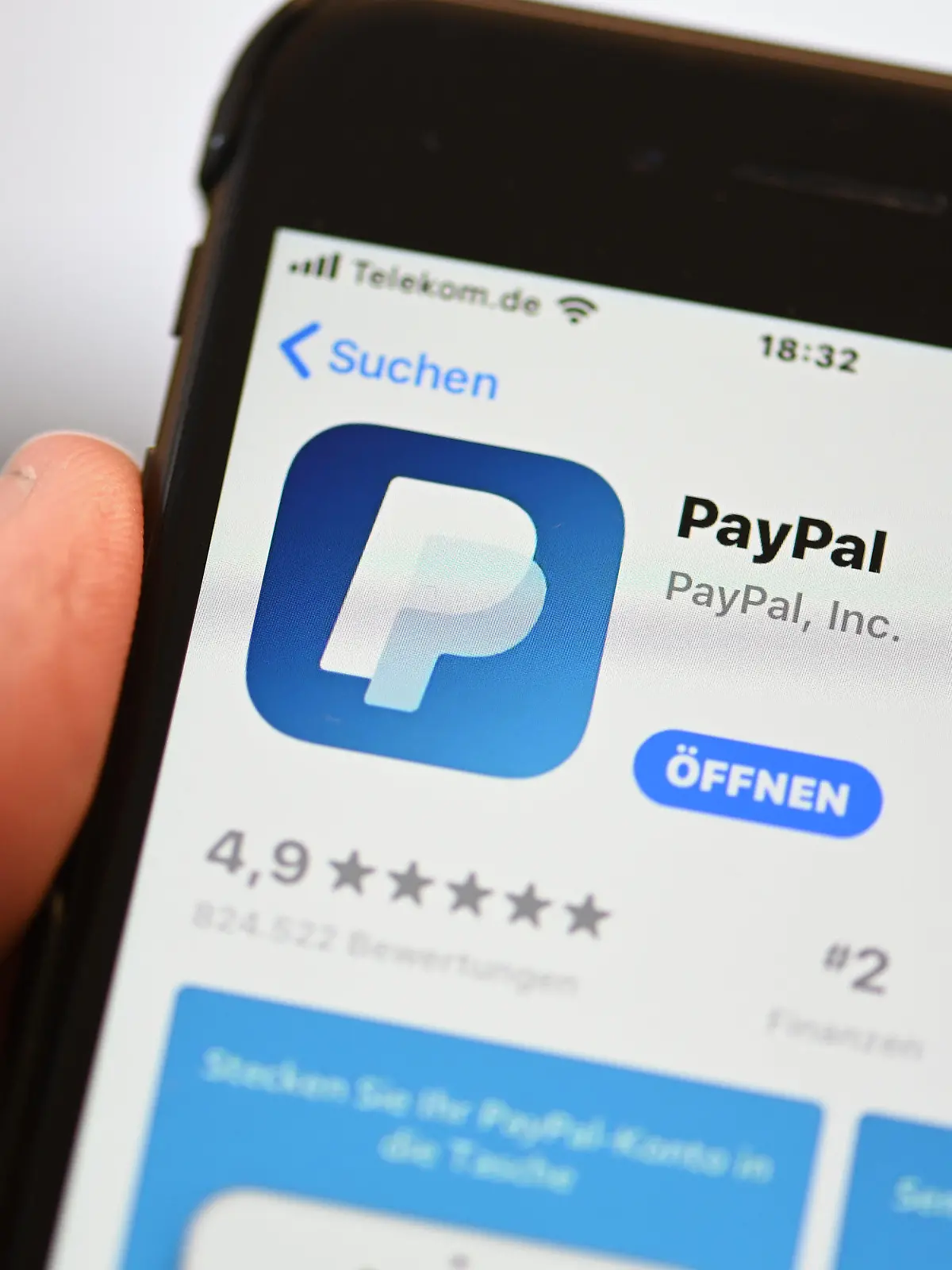 ARCHIV - 29.07.2020, Baden-Württemberg, Ravensburg: Die Applikation von PayPal ist auf einem Mobilfunkgerät zu sehen, das ein Mann in der Hand hält. (zu dpa: "Elterngeld, Paypal, Wahl-O-Mat: Das ändert sich im September") Foto: Felix Kästle/dpa +++ dpa-Bildfunk +++