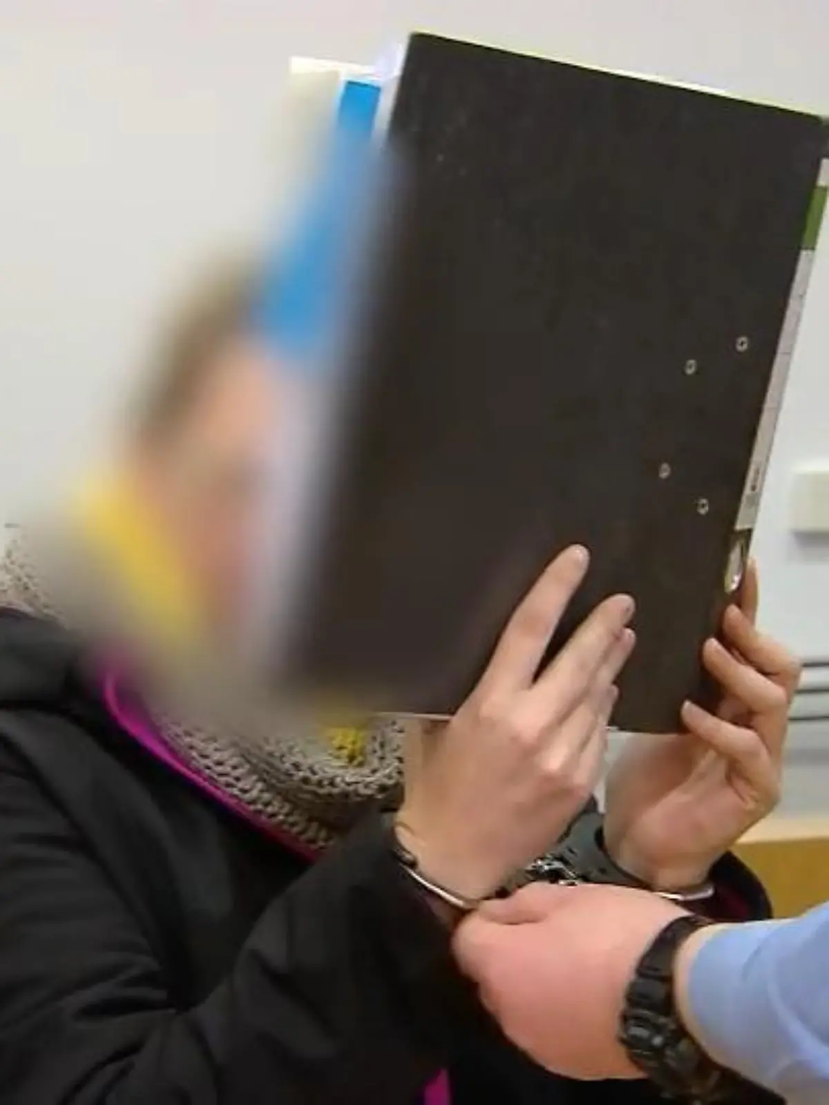 Eine junge siebenfache Mutter aus dem hessischen Steinau an der Straße im Main-Kinzig-Kreis, gesteht im Juni 2018 in einem mysteriösen Brief an die Polizei, dass sie ihren Partner getötet hat, zerlegt mit einer Kettensäge. Die Wohnungsschlüssel waren beigelegt. Ein grausames Verbrechen, dass sich wie ein Drehbuch für einen Horrorfilm anhört. Ein weiterer Fall unserer Wochenserie in der unsere Reporter auf Spurensuche gehen die spektakulärsten Kriminalfälle aus Hessen beleuchten.