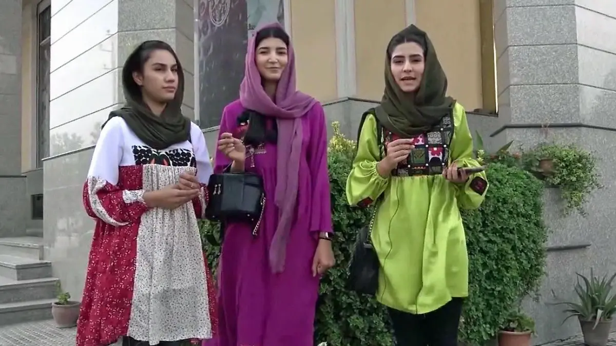 Najma Sadeqi mit Freundinnen