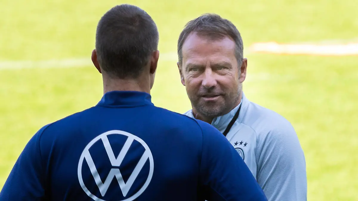 Bundestrainer Hansi Flick GER, die deutsche Nationalmannschaft beim Training in Stuttgart vor dem WM Qualifikationsspiel 2021, 01.09.2021, das DFB Team. DFB/DFL REGULATIONS PROHIBIT ANY USE OF PHOTOGRAPHS AS IMAGE SEQUENCES AND/OR QUASI-VIDEO Die deutsche Nationalmannschaft beim Training in Stuttgart, 01.09.2021 Stuttgart *** German national coach Hansi Flick GER, the German national team training in Stuttgart before the 2021 World Cup qualifier, 01 09 2021, the DFB team DFB DFL REGULATES PROHIBIT ANY USE OF PHOTOGRAPHS AS IMAGE SEQUENCES AND OR QUASI VIDEO The German national team training in Stuttgart, 01 09 2021 Stuttgart Copyright: xEibner-Pressefoto/RogerxBuerkex EP_EER