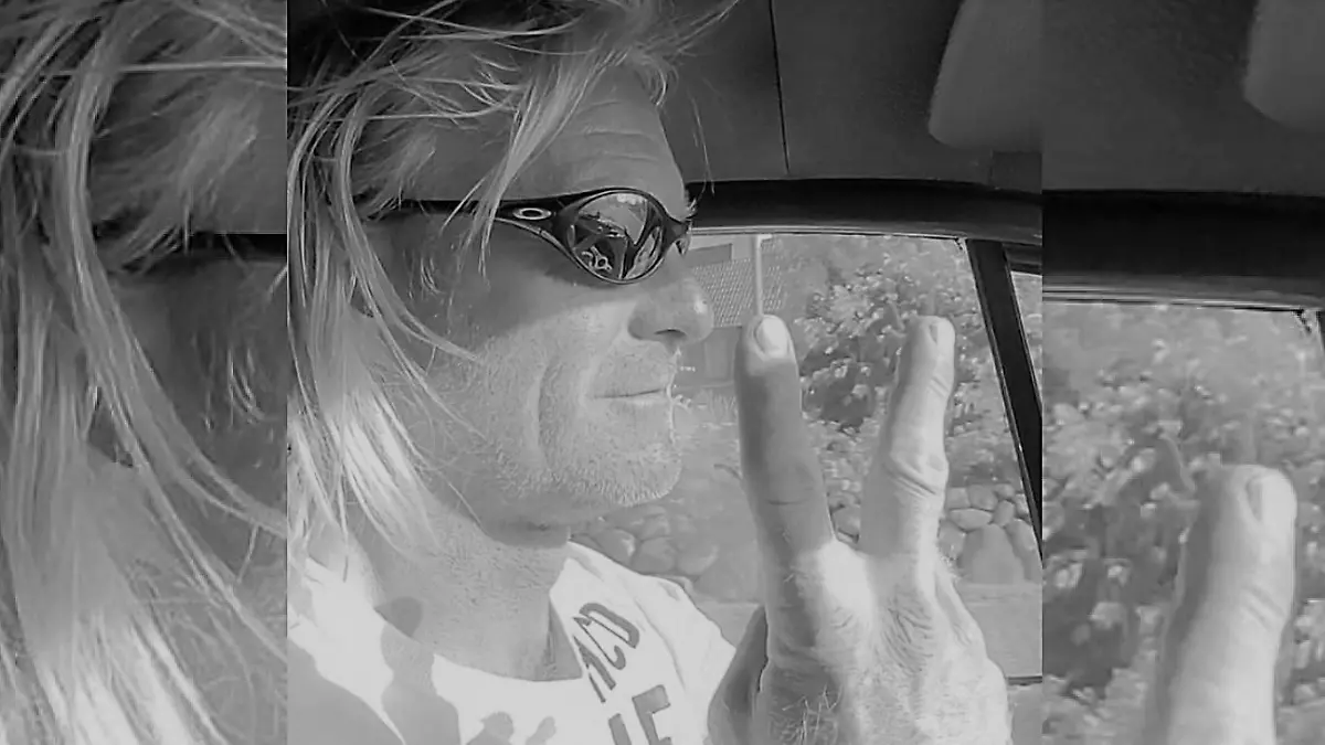 Der verstorbene Mike Nissen zeigt im Auto ein Peace-Zeichen.