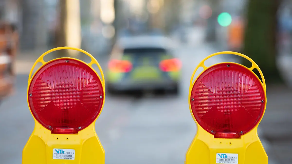 ARCHIV - 13.01.2020, Nordrhein-Westfalen, Dortmund: Ein Polizeiwagen fährt durch das weiterhin für den PKW-Verkehr gesperrte Klinikviertel. In Dortmund wird wegen einer möglichen Bombenentschärfung ein Teil der Innenstadt evakuiert. Etwa 7200 Menschen sind betroffen, darunter auch die Insassen der JVA sowie die Bewohner eines Seniorenheims. (zu dpa «Entschärfung: JVA und Seniorenheim in Dortmund evakuiert») Foto: Bernd Thissen/dpa +++ dpa-Bildfunk +++