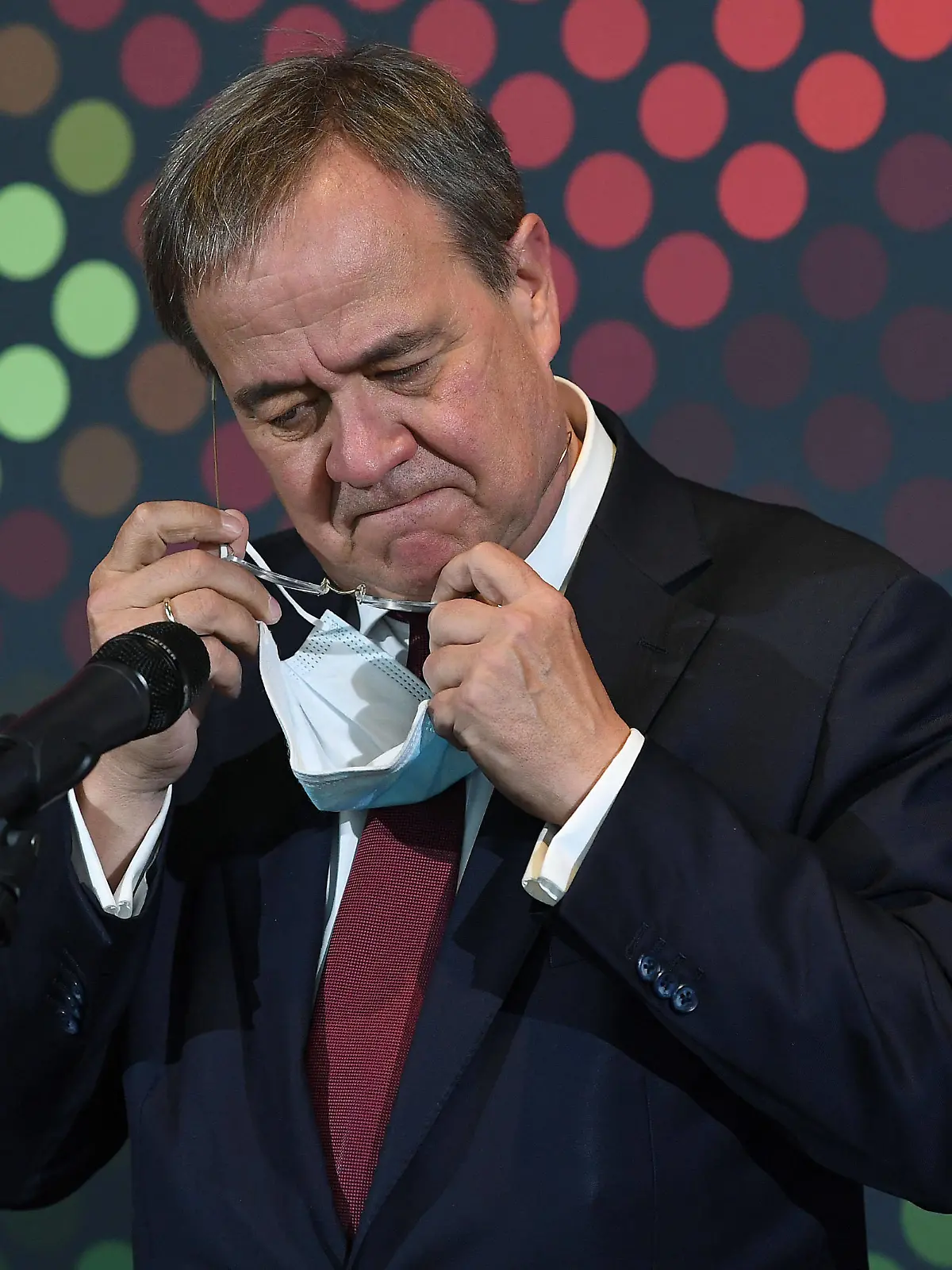  Eröffnung Jubiläumsausstellung - UNSER LAND. 75 Jahre Nordrhein-Westfalen am 26.08.2021 im Behrensbau in Düsseldorf Armin Laschet  CDU , Ministerpräsident von Nordrhein-Westfalen, gibt nach dem Rundgang durch die Ausstellung ein Statement ab. *** Opening of the jubilee exhibition UNSER LAND 75 Jahre Nordrhein Westfalen on 26 08 2021 in the Behrensbau in Düsseldorf Armin Laschet CDU , Minister President of North Rhine-Westphalia, makes a statement after the tour of the exhibition. xRx