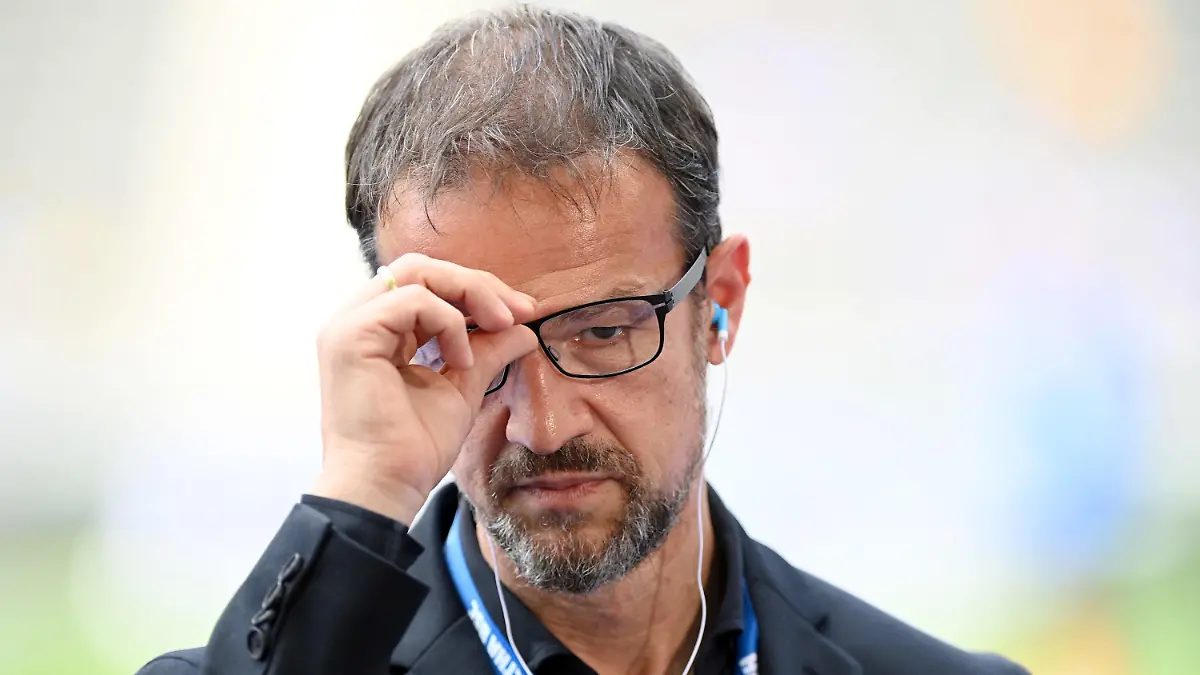 21.08.2021, Berlin: Fußball: Bundesliga, Hertha BSC - VfL Wolfsburg, 2. Spieltag im Olympiastadion. Fredi Bobic, Geschäftsführer Sport von Hertha BSC, greift sich vor dem Interview an die Brille. Foto: Soeren Stache/dpa-Zentralbild/dpa - WICHTIGER HINWEIS: Gemäß den Vorgaben der DFL Deutsche Fußball Liga bzw. des DFB Deutscher Fußball-Bund ist es untersagt, in dem Stadion und/oder vom Spiel angefertigte Fotoaufnahmen in Form von Sequenzbildern und/oder videoähnlichen Fotostrecken zu verwerten bzw. verwerten zu lassen. +++ dpa-Bildfunk +++