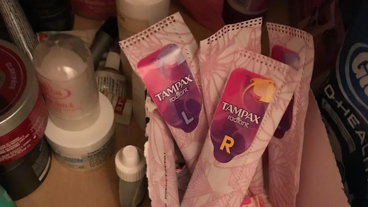 Zwei Tampons mit dem Aufdruck "L" und "R" liegen in einem Badezimmer.