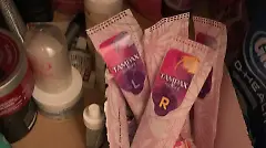 Mann verzweifelt: Was ist der Unterschied zwischen linken und rechten Tampons? Mann verzweifelt: Was ist der Unterschied zwischen linken und rechten Tampons?