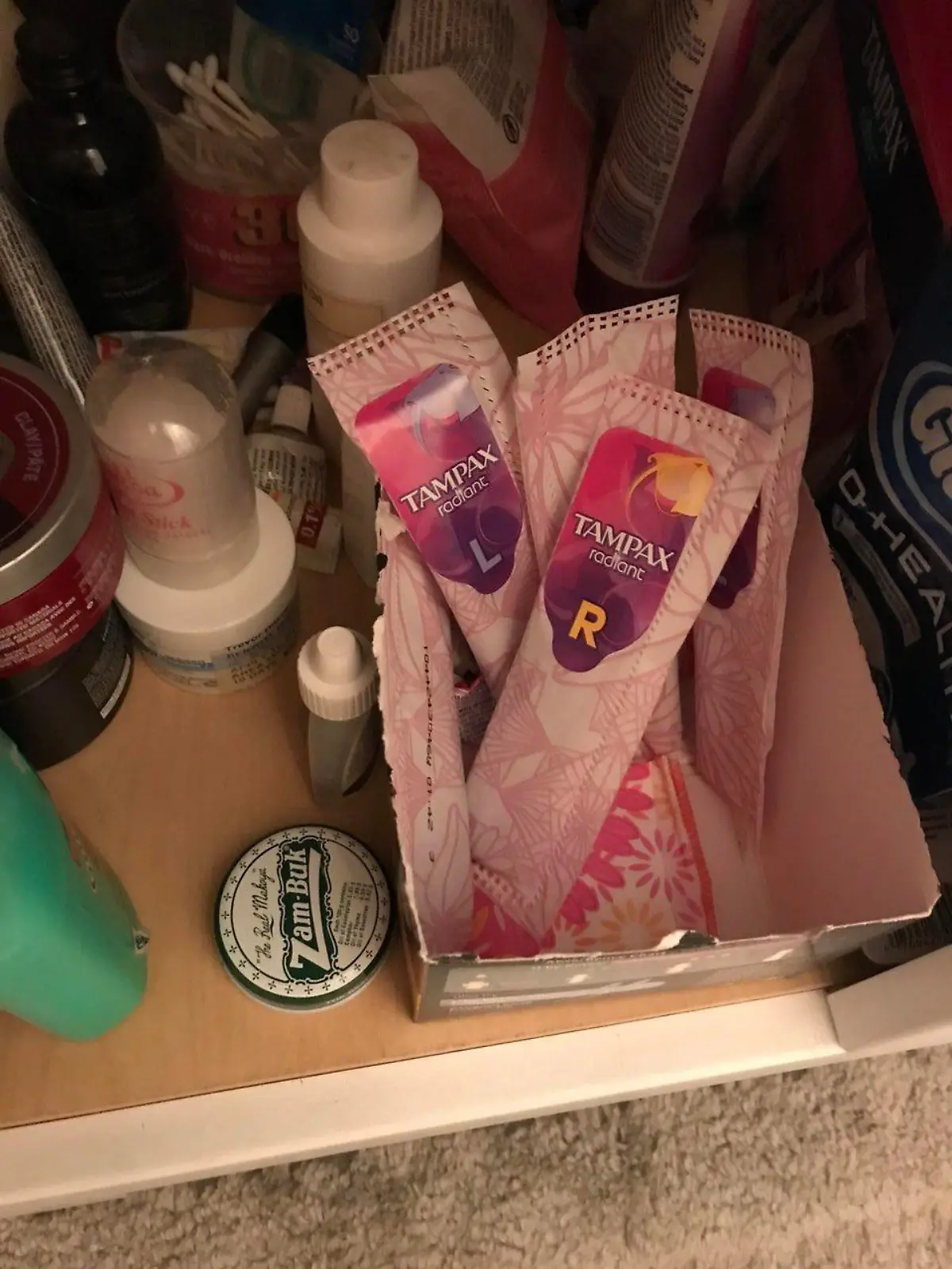 Zwei Tampons mit dem Aufdruck "L" und "R" liegen in einem Badezimmer.