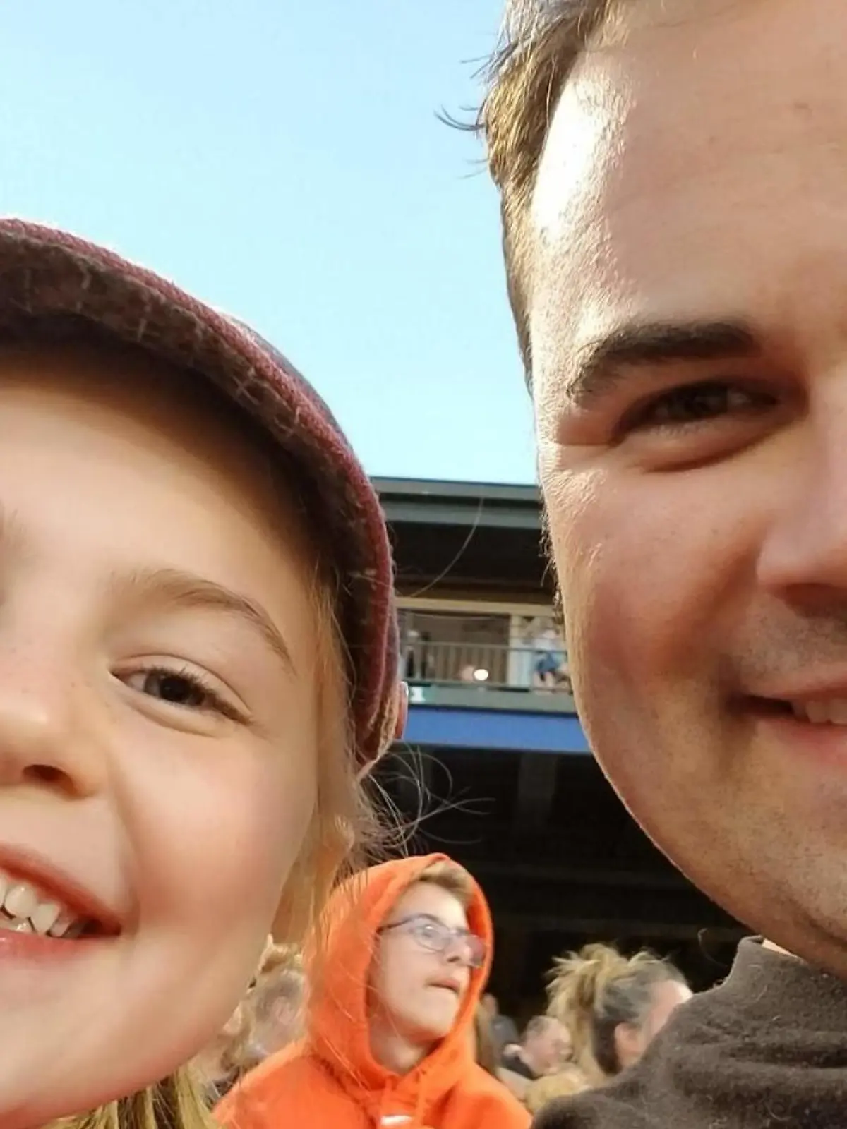 Im Sommer 2017 verschwand die kleine Kayla Unbehaun gemeinsam mit ihrer Mutter Heather spurlos. Papa Ryan aus Illinois musste sechs lange Jahre ausharren, bis er seine geliebte Tochter endlich wieder in die Arme schließen kann. Das Mädchen wurde 1.000 Kilometer entfernt in einem Supermarkt entdeckt. Ein Netflix-Zuschauer hatte sie erkannt, weil ihr Vermisstenfall dort zuvor in der Show "Unsolved Mysteries" abgehandelt wurde.