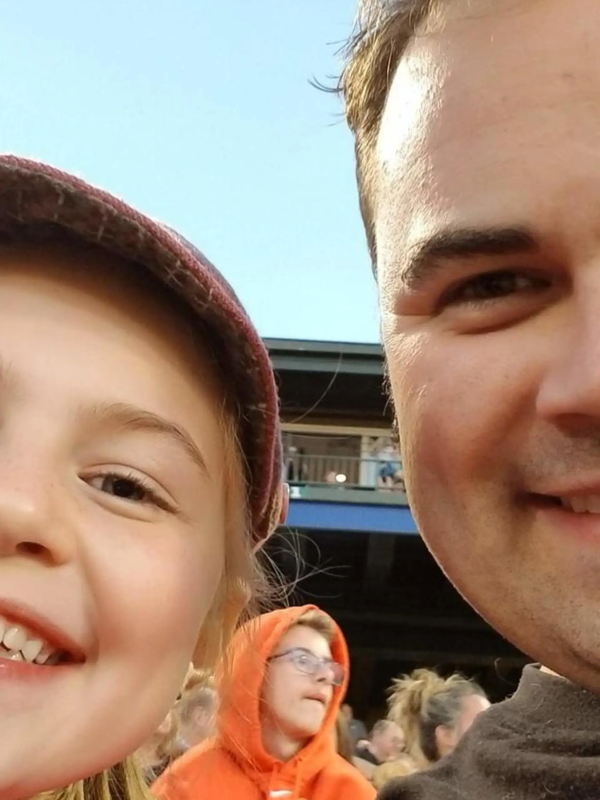 Im Sommer 2017 verschwand die kleine Kayla Unbehaun gemeinsam mit ihrer Mutter Heather spurlos. Papa Ryan aus Illinois musste sechs lange Jahre ausharren, bis er seine geliebte Tochter endlich wieder in die Arme schließen kann. Das Mädchen wurde 1.000 Kilometer entfernt in einem Supermarkt entdeckt. Ein Netflix-Zuschauer hatte sie erkannt, weil ihr Vermisstenfall dort zuvor in der Show "Unsolved Mysteries" abgehandelt wurde.