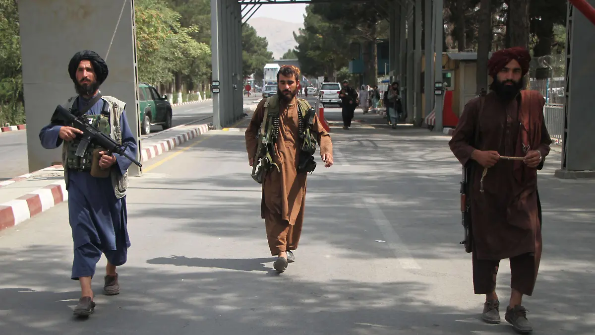 Afghanistan, Taliban am Flughafen in Kabul 210831 -- KABUL, Aug. 31, 2021 -- Taliban members are seen at Kabul airport in Kabul, capital of Afghanistan, Aug. 31, 2021. The U.S. Central Command announced Monday that the withdrawal of U.S. troops from Afghanistan has completed. Photo by /Xinhua AFGHANISTAN-KABUL-AIRPORT-U.S. WITHDRAWAL SaifurahmanxSafi PUBLICATIONxNOTxINxCHN