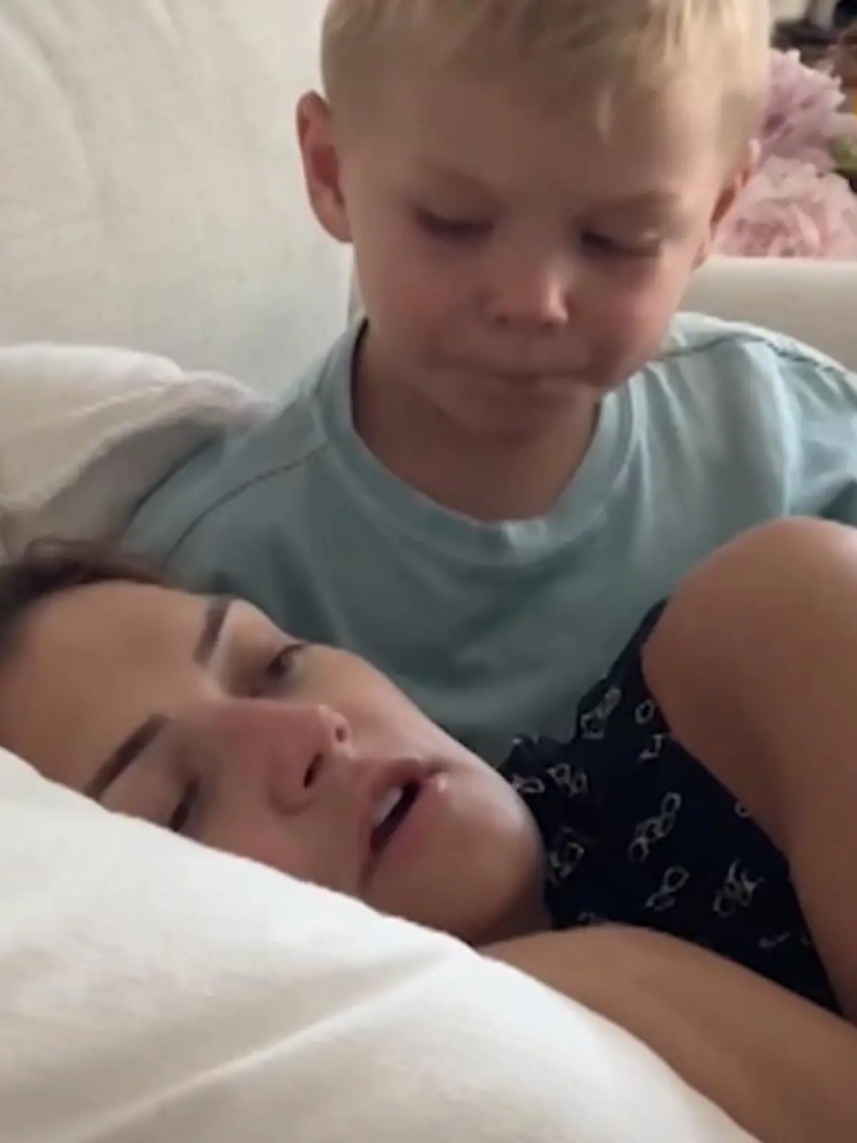 Haley hat die wohl schwerste Aufgabe vor sich, die eine Mama nur haben kann. Sie erzählt ihrem kleinen Sohn Weston von ihrer Krebserkrankung und erklärt ihm, dass sie nicht mehr lange leben wird. Haley hat Eierstockkrebs und kämpft seit acht Jahren tapfer. Aber jetzt sieht es so aus, als würde sie bald zu einem Schutzengel für Weston werden, wie sie es ihm erklärt.