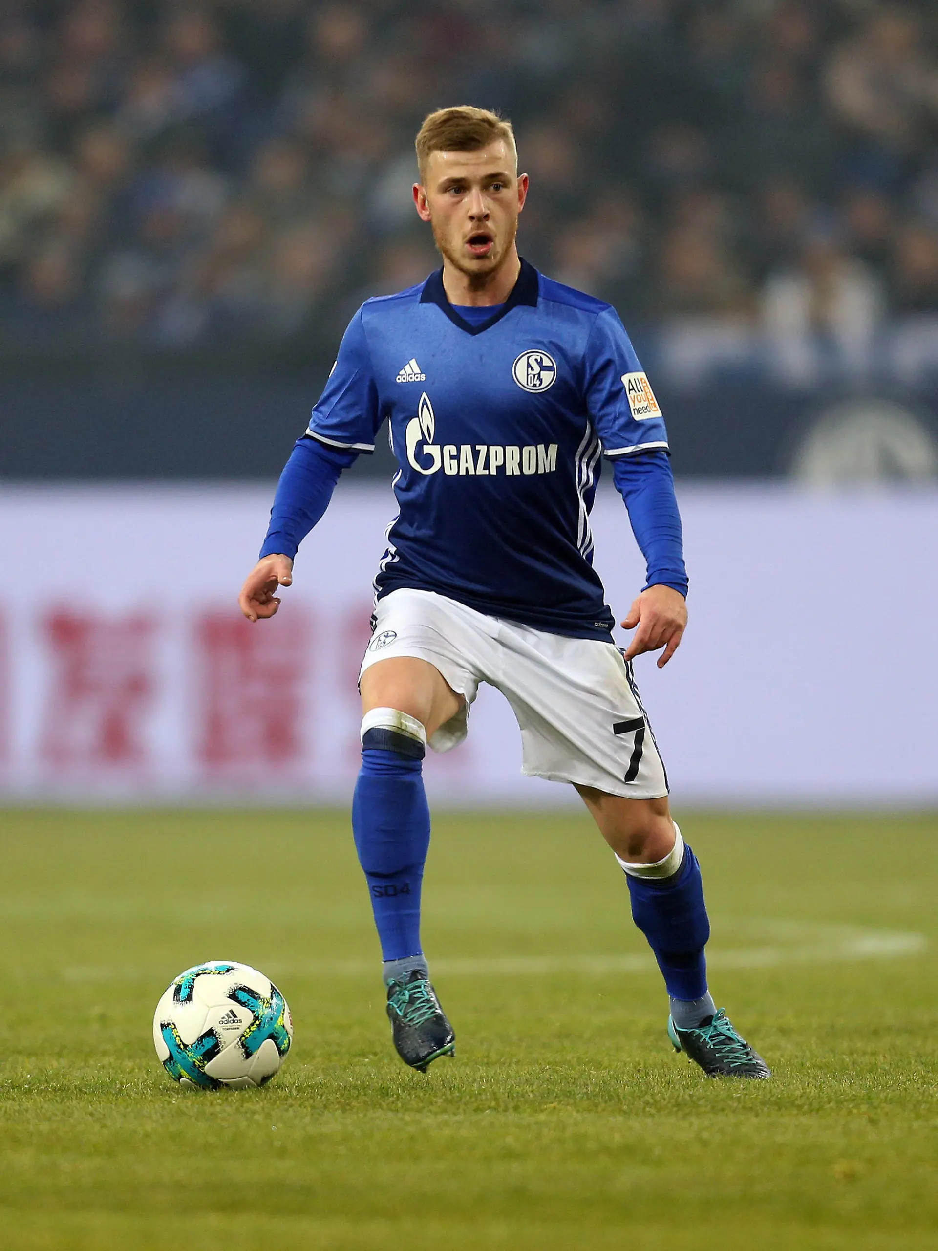 ARCHIV - 03.03.2018, Nordrhein-Westfalen, Gelsenkirchen: Fußball: Bundesliga, FC Schalke 04 - Hertha BSC, 25. Spieltag in der Veltins Arena. Max Meyer von Schalke läuft mit dem Ball. (zu dpa "Medien: Ex-Schalker Max Meyer vor Wechsel in die Premier League" vom 31.07.2018) Foto: Ina Fassbender/dpa +++ dpa-Bildfunk +++