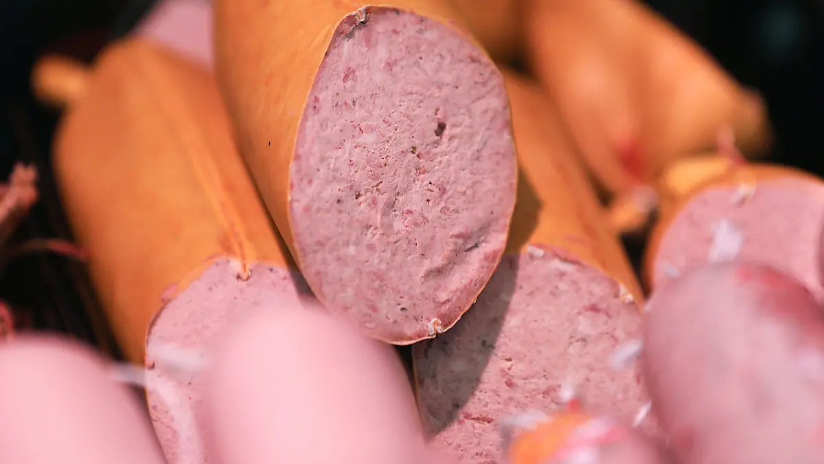 ARCHIV - 14.03.2019, Nordrhein-Westfalen, Köln: Leberwurst liegt in einer Metzgerei in der Auslage. (zu dpa «Forscher weisen Hepatitis-E-Viren in Schweinefleisch nach») Foto: Oliver Berg/dpa +++ dpa-Bildfunk +++