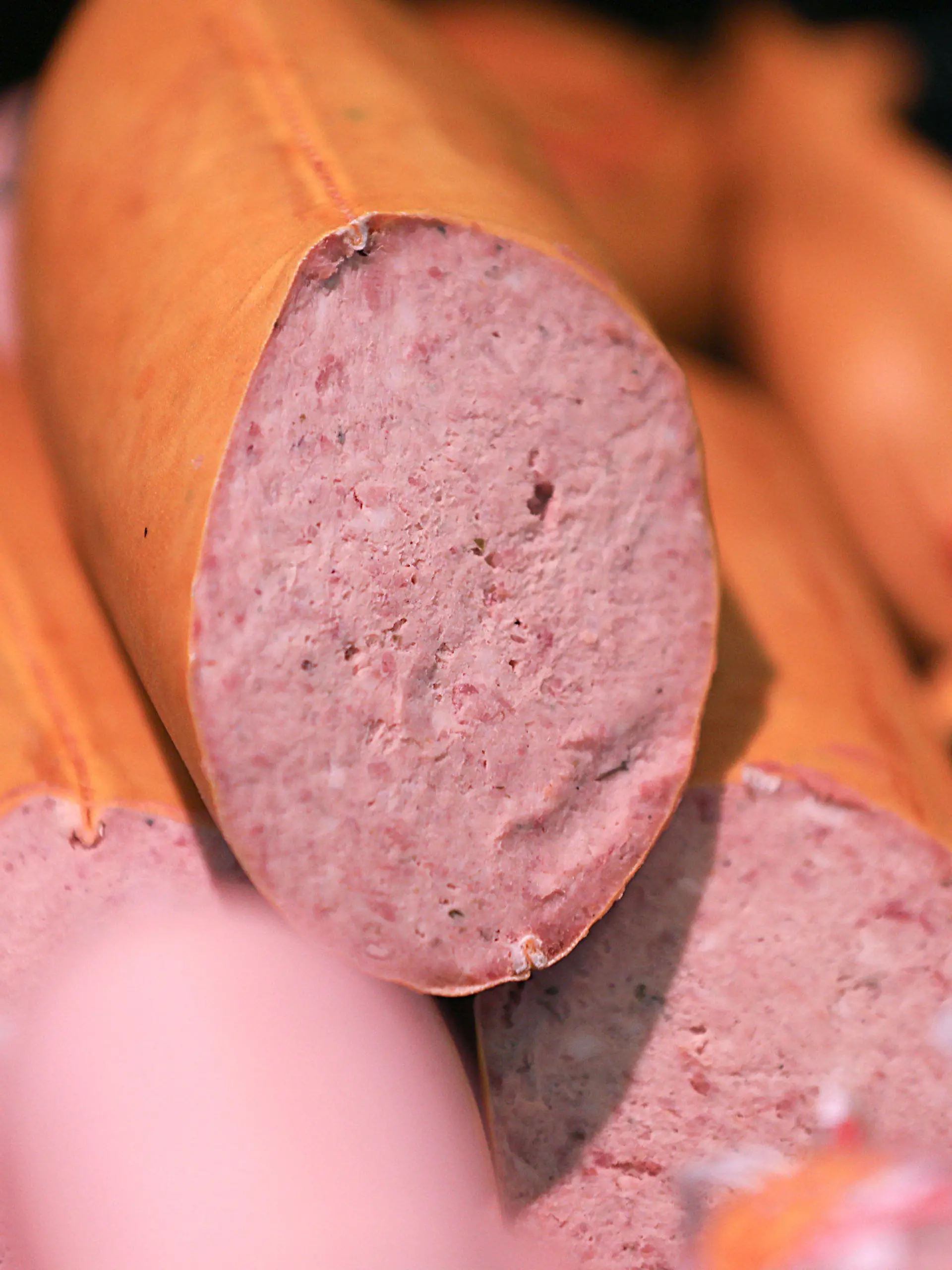 ARCHIV - 14.03.2019, Nordrhein-Westfalen, Köln: Leberwurst liegt in einer Metzgerei in der Auslage. (zu dpa «Forscher weisen Hepatitis-E-Viren in Schweinefleisch nach») Foto: Oliver Berg/dpa +++ dpa-Bildfunk +++