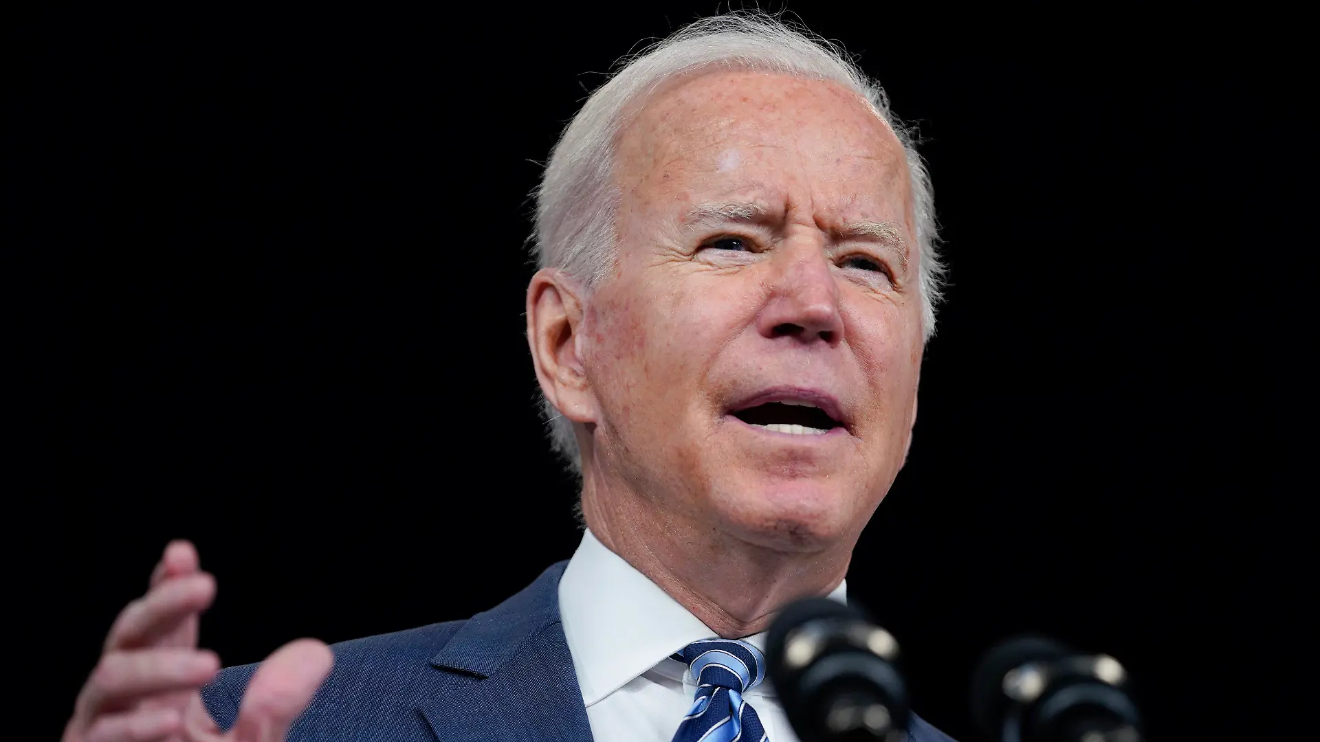 02.09.2021, USA, Washington: Joe Biden, Präsident der USA, spricht bei einer Pressekonferenz im South Court Auditorium auf dem Campus des Weißen Hauses. Biden sieht in den verheerenden Stürmen, Unwettern und Waldbränden in den USA Belege für die Klimakrise. Die Infrastruktur des Landes müsse der Bedrohungslage angepasst werden, sagte Biden am Donnerstag im Weißen Haus. Foto: Evan Vucci/AP/dpa +++ dpa-Bildfunk +++