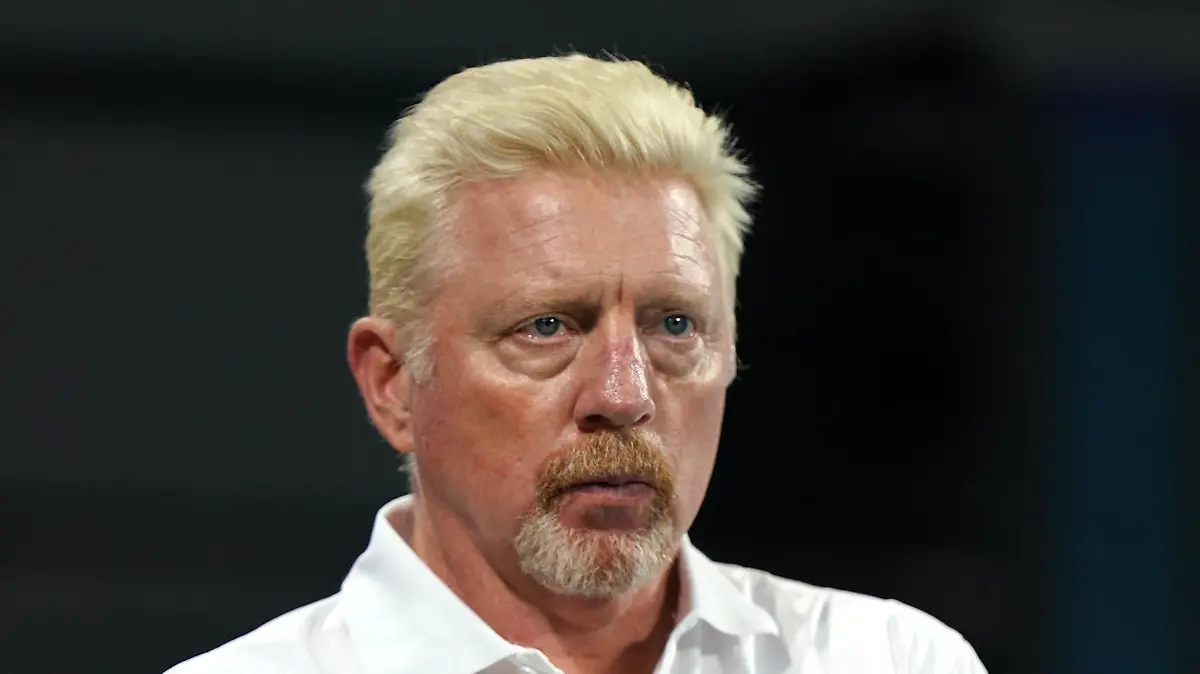 ARCHIV - 03.01.2020, Australien, Brisbane: Tennis, Herren: ATP Cup - Gruppenphase, Gruppe F, Gruppenspielrunde, Zverev (Deutschland) - de Minaur (Australien): Boris Becker, Kapitän der deutschen Mannschaft, beobachtet das Spiel. Becker wünscht sich nach dem Olympiasieg von Zverev in Tokio eine größere Präsenz von Tennis im deutschen Fernsehen und hat ein Übermaß an Fußball-Übertragungen beklagt. (zu dpa "Boris Becker wünscht sich mehr Tennis statt Fußball im TV") Foto: Dave Hunt/AAP/dpa +++ dpa-Bildfunk +++
