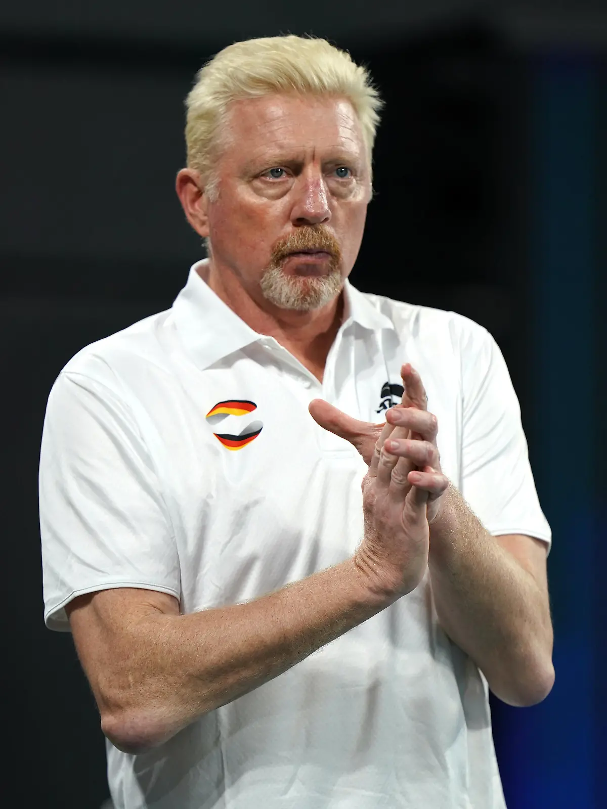ARCHIV - 03.01.2020, Australien, Brisbane: Tennis, Herren: ATP Cup - Gruppenphase, Gruppe F, Gruppenspielrunde, Zverev (Deutschland) - de Minaur (Australien): Boris Becker, Kapitän der deutschen Mannschaft, beobachtet das Spiel. Becker wünscht sich nach dem Olympiasieg von Zverev in Tokio eine größere Präsenz von Tennis im deutschen Fernsehen und hat ein Übermaß an Fußball-Übertragungen beklagt. (zu dpa "Boris Becker wünscht sich mehr Tennis statt Fußball im TV") Foto: Dave Hunt/AAP/dpa +++ dpa-Bildfunk +++