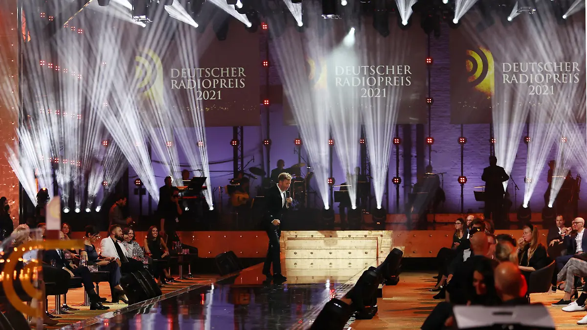 02.09.2021, Hamburg: Radiomoderator Thorsten Schorn (M) steht vor Beginn der Verleihung des Deutschen Radiopreises 2021 auf der Bühne. Der Deutsche Radiopreis wird in zehn Kategorien verliehen. Er ist undotiert. Foto: Christian Charisius/dpa Pool/dpa +++ dpa-Bildfunk +++